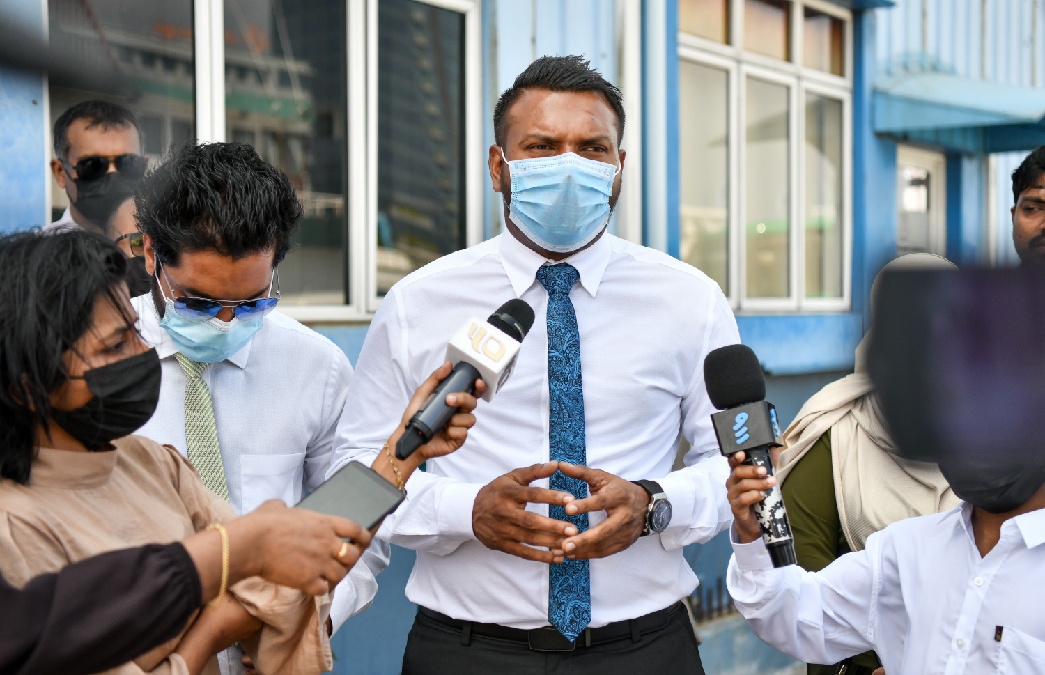 ޓީޖެޓީއާ އަމިއްލަ އަށް ހަވާލުވާން މާލޭ ސިޓީ ކައުންސިލްގެ މެމްބަރުންނާއި މުވައްޒަފުން އެތަނަށް ދިއުމަށް ފަހު މާލޭގެ ޑެޕިއުޓީ މޭޔަރު އަހްމަދު ނަރީޝް ދެއްވި އިންޓަވިއު.-- ފޮޓޯ: ފަޔާޒް މޫސާ / މިހާރު