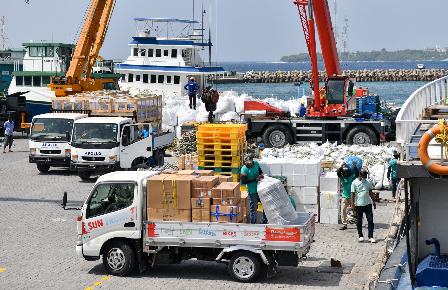 ޓީޖެޓީ އަށް މުދާ ހިފައިގެން ދިޔަ ވެހިކަލްތަކެއް: މާލެ ނޯތު ހާބަރާއި ޓީ-ޖެޓީގެ ހިދުމަތްތައް ހޯދަން އޮންލައިންކޮށް ފައިސާ ދައްކަން ޖެހޭ ގޮތަށް ހަދަން އެމްޕީއެލުން ވަނީ ނިންމައިފައި -- ފޮޓޯ: ފަޔާޒް މޫސާ | މިހާރު