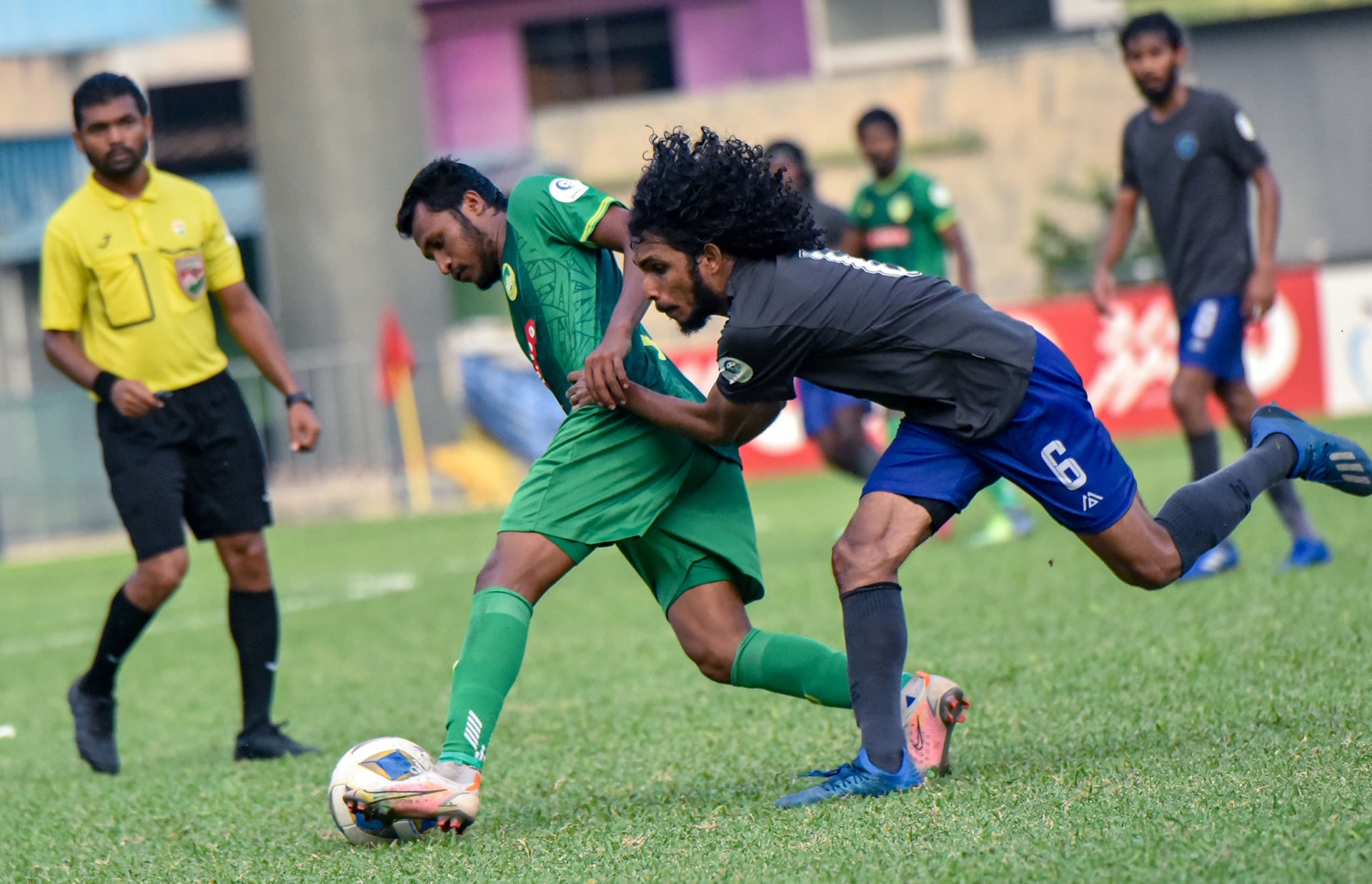 ޕްރެޒިޑެންޓް ކަޕްގައި މިއަދު ހަވީރު މާޒިޔާގެ ހަމްޒާ މުހައްމަދު (ވ) އަތުން ބޯޅަ ހޯދަން ސަސްގެ މަމްދޫހް (ކ) މަސައްކަތް ކުރަނީ --- ފޮޓޯ: އެފްއޭއެމް