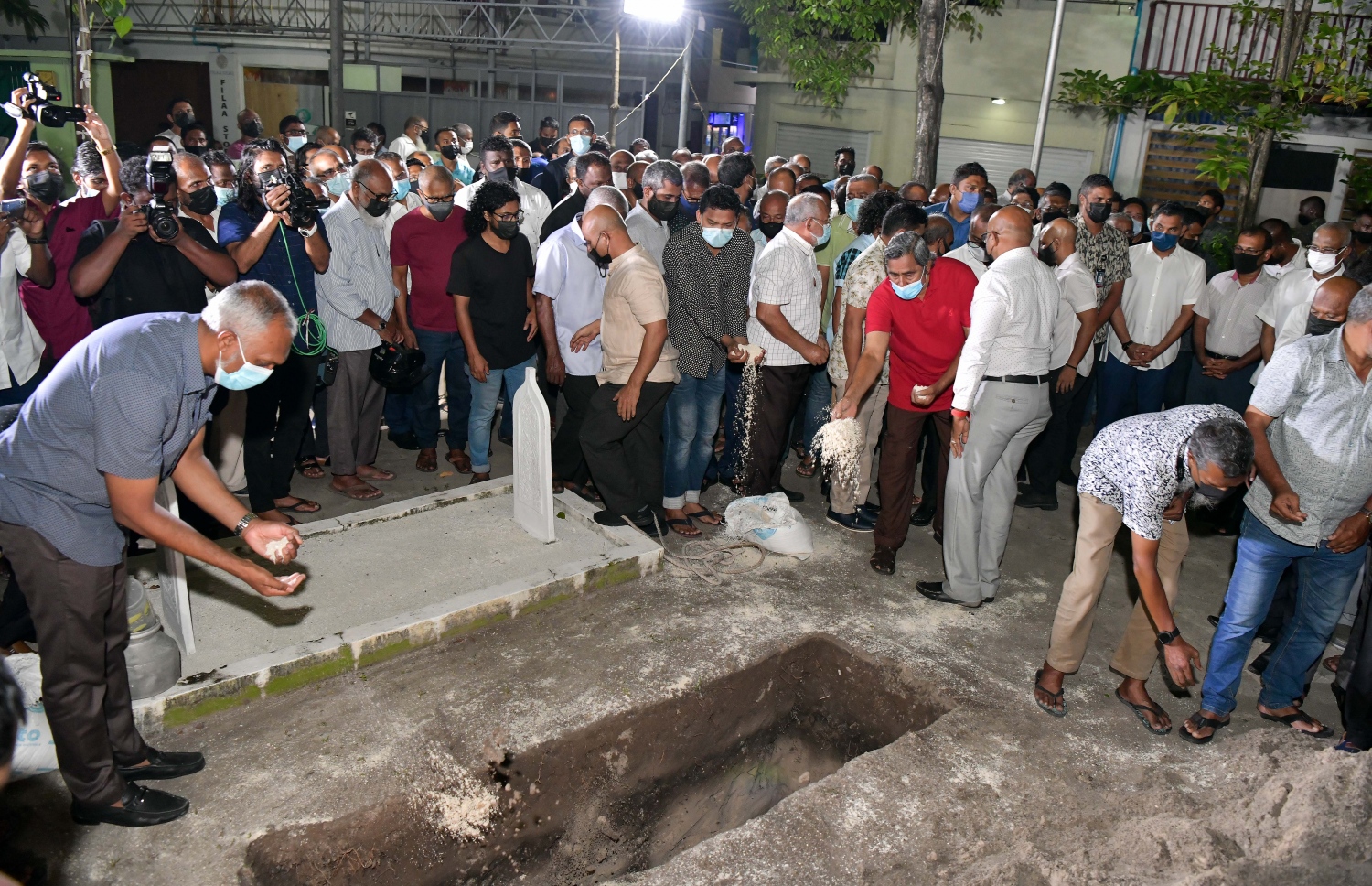 ރާއްޖެ އަށް ވަރަށް އަގުހުރި ހިދުމަތްތަކެއް ކޮށްދެއްވި، ކުރީގެ މިނިސްޓަރު އުމަރު ޒާހިރުގެ ޖަނާޒާގެ ގަލޮޅު ސަހާރާގައި ކުރިޔަށް ދަނީ، އުމުރުފުޅުން 85 އަހަރުގައި އުމަރު ޒާހިރު އަވަހާރަވީ ކޮވިޑް-19 އަށް ފަރުވާ ހޯއްދަވަމުން ގެންދަވަނިކޮށް މިއަދު ދަރުމަވަންތަ ހޮސްޕިޓަލްގައި--. ފޮޓޯ: ނިޝާން އަލީ /މިހާރު