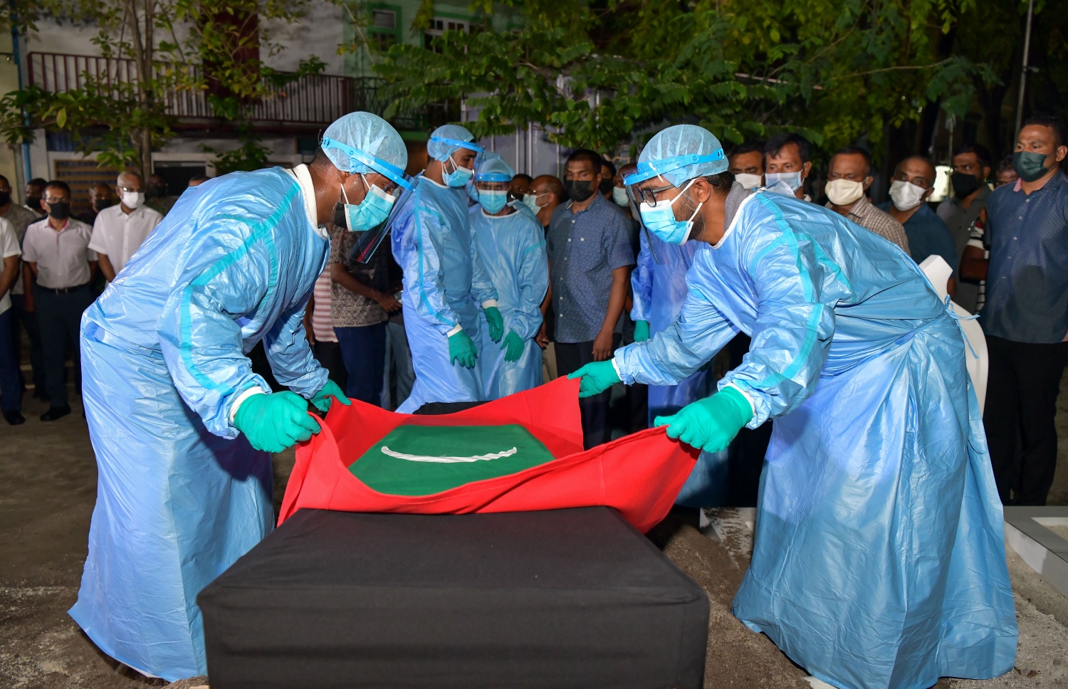 ރާއްޖެ އަށް ވަރަށް އަގުހުރި ހިދުމަތްތަކެއް ކޮށްދެއްވި، ކުރީގެ މިނިސްޓަރު އުމަރު ޒާހިރުގެހަށިކޮޅު ގަލޮލު ސަހަރާގައި ފަސްދާނުލުމަށް ތައްޔާރުވަނީ، އުމުރުފުޅުން 85 އަހަރުގައި އުމަރު ޒާހިރު އަވަހާރަވީ ކޮވިޑް-19 އަށް ފަރުވާ ހޯއްދަވަމުން ގެންދަވަނިކޮށް މިއަދު ދަރުމަވަންތަ ހޮސްޕިޓަލްގައި--. ފޮޓޯ: ނިޝާން އަލީ /މިހާރު