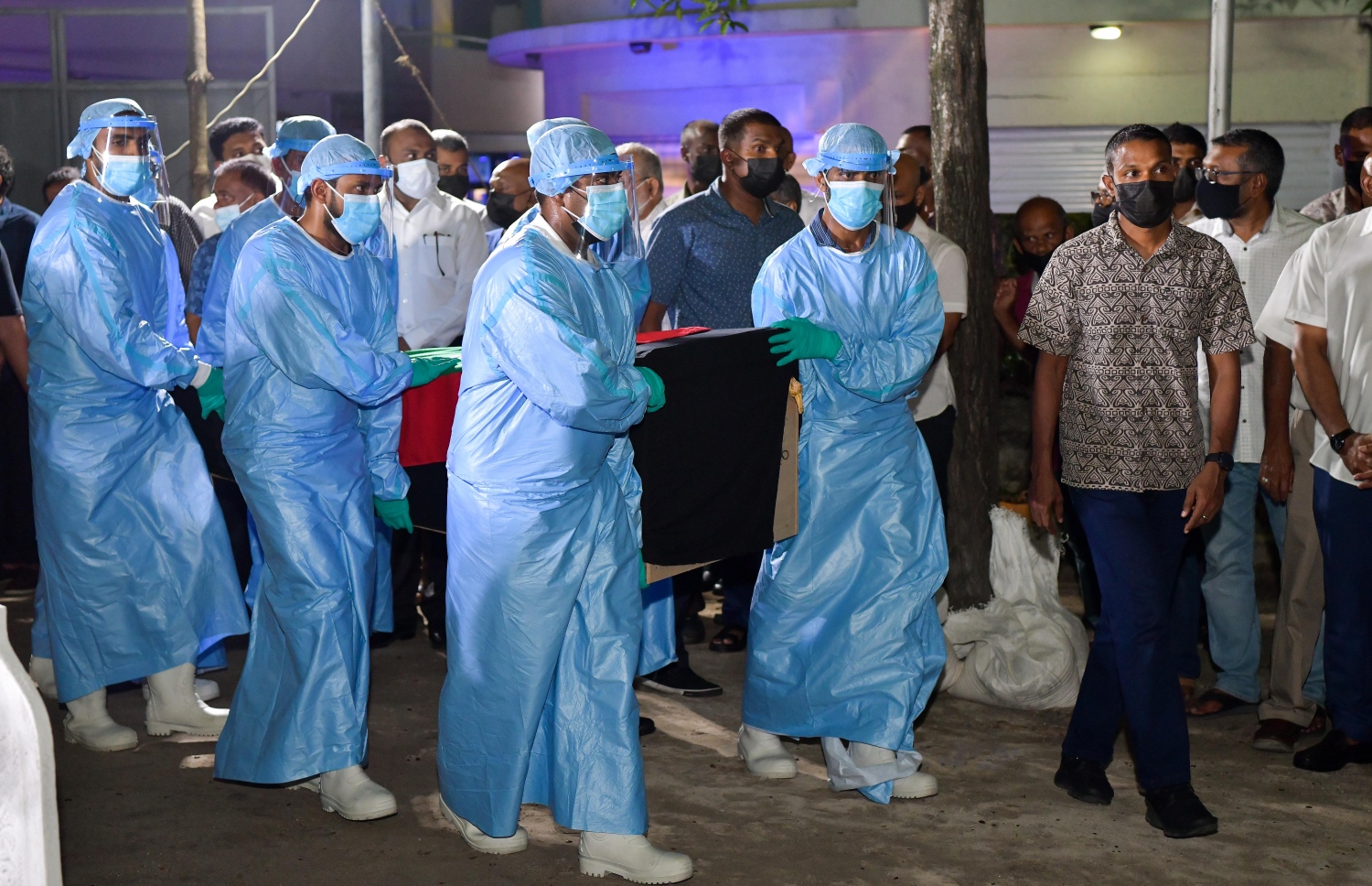 ރާއްޖެ އަށް ވަރަށް އަގުހުރި ހިދުމަތްތަކެއް ކޮށްދެއްވި، ކުރީގެ މިނިސްޓަރު އުމަރު ޒާހިރުގެހަށިކޮޅު ގަލޮލު ސަހަރާގައި ފަސްދާނުލުމަށް ތައްޔާރުވަނީ، އުމުރުފުޅުން 85 އަހަރުގައި އުމަރު ޒާހިރު އަވަހާރަވީ ކޮވިޑް-19 އަށް ފަރުވާ ހޯއްދަވަމުން ގެންދަވަނިކޮށް މިއަދު ދަރުމަވަންތަ ހޮސްޕިޓަލްގައި--. ފޮޓޯ: ނިޝާން އަލީ /މިހާރު