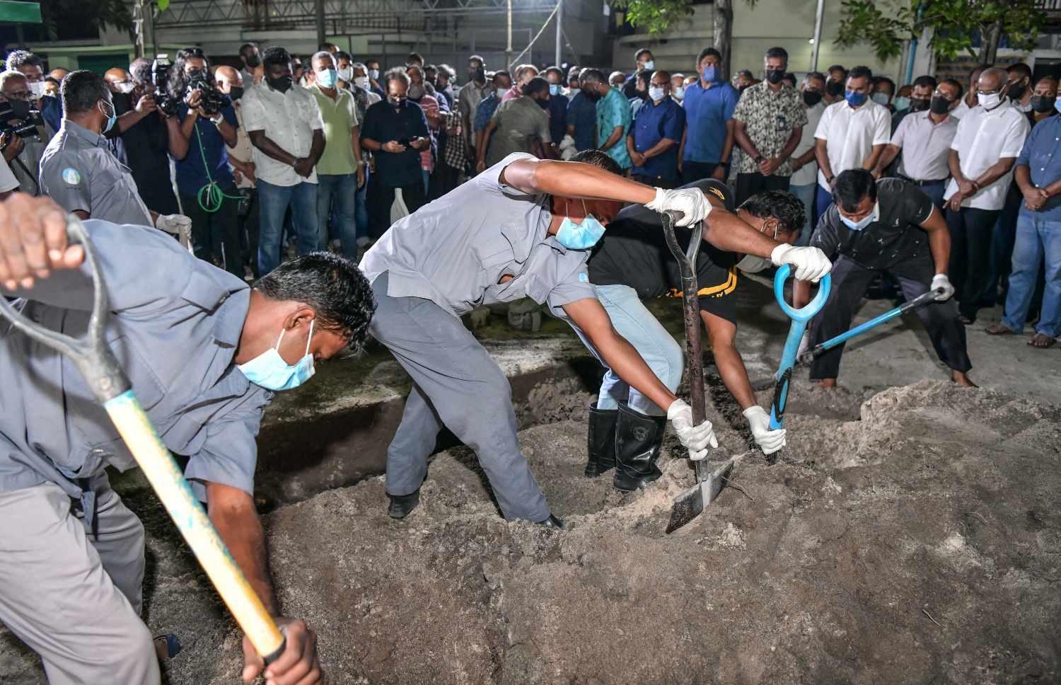 ރާއްޖެ އަށް ވަރަށް އަގުހުރި ހިދުމަތްތަކެއް ކޮށްދެއްވި، ކުރީގެ މިނިސްޓަރު އުމަރު ޒާހިރުގެ ޖަނާޒާ ގަލޮޅު ސަހާރާގައި ކުރިޔަށް ދަނީ، އުމުރުފުޅުން 85 އަހަރުގައި އުމަރު ޒާހިރު އަވަހާރަވީ ކޮވިޑް-19 އަށް ފަރުވާ ހޯއްދަވަމުން ގެންދަވަނިކޮށް މިއަދު ދަރުމަވަންތަ ހޮސްޕިޓަލްގައި--. ފޮޓޯ: ނިޝާން އަލީ /މިހާރު