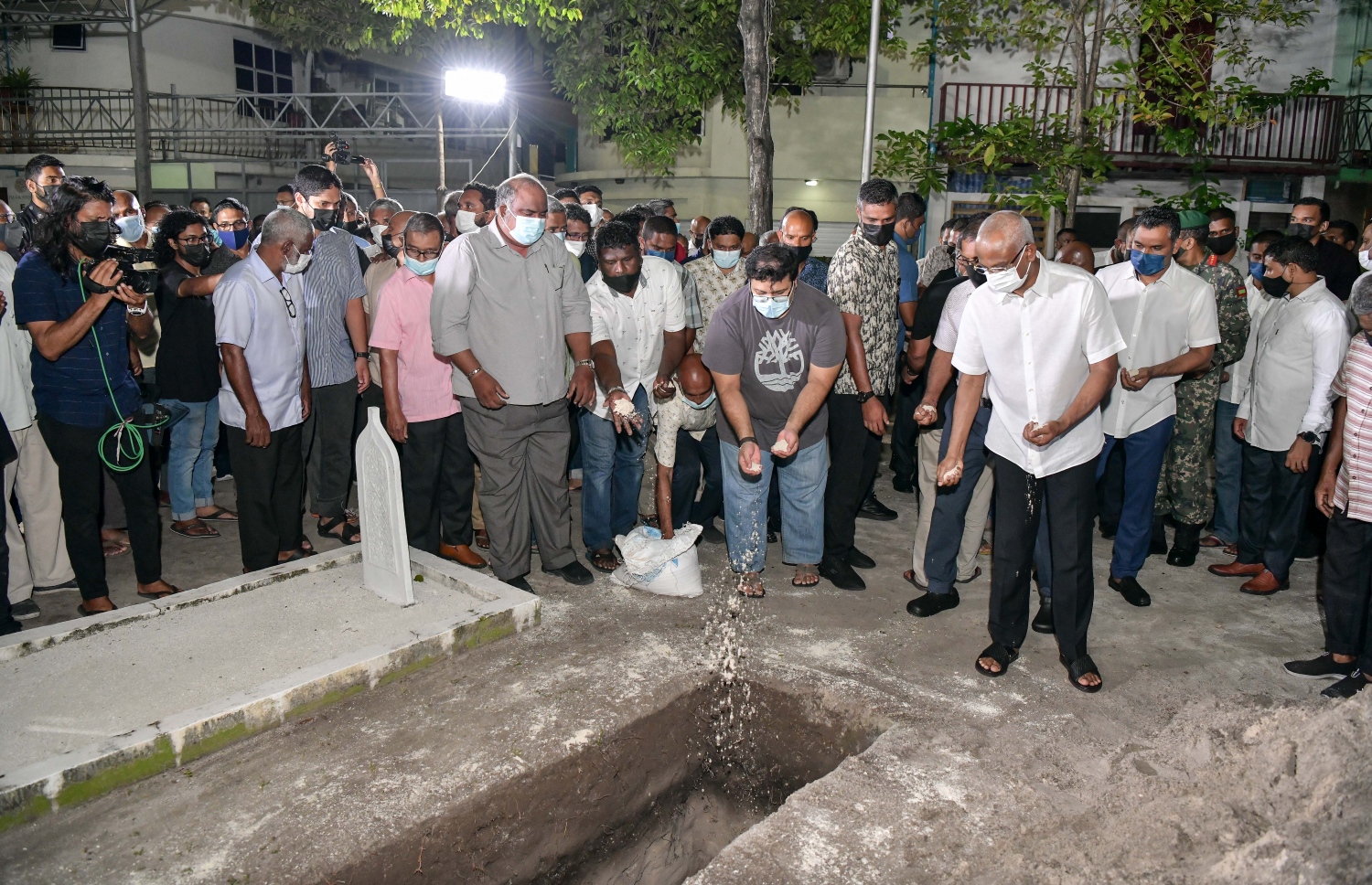 ރާއްޖެ އަށް ވަރަށް އަގުހުރި ހިދުމަތްތަކެއް ކޮށްދެއްވި، ކުރީގެ މިނިސްޓަރު އުމަރު ޒާހިރުގެ ޖަނާޒާ ގަލޮޅު ސަހާރާގައި ކުރިޔަށް ދަނީ، އުމުރުފުޅުން 85 އަހަރުގައި އުމަރު ޒާހިރު އަވަހާރަވީ ކޮވިޑް-19 އަށް ފަރުވާ ހޯއްދަވަމުން ގެންދަވަނިކޮށް މިއަދު ދަރުމަވަންތަ ހޮސްޕިޓަލްގައި--. ފޮޓޯ: ނިޝާން އަލީ /މިހާރު