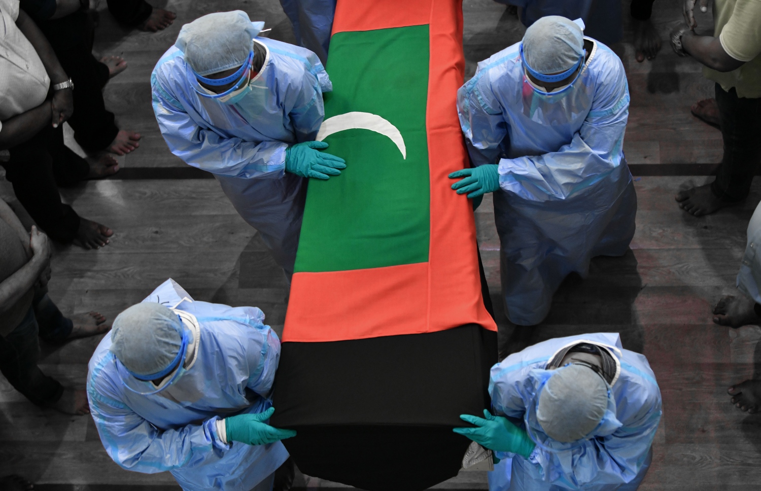 ކަށު ނަމާދުކުރުމަށް އުމަރު ޒާހިރުގެ ހަށިކޮޅު އިސްލާމީ މަރުކަޒަށް ގެންދަނީ-- ފޮޓޯ: ނިޝާން އަލީ/ މިހާރު