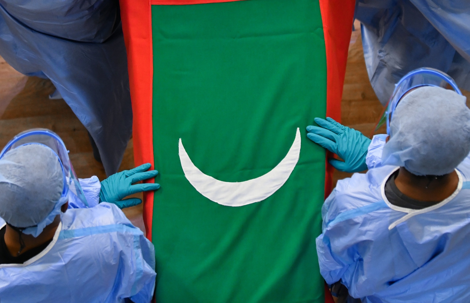 ކަށު ނަމާދުކުރުމަށް އުމަރު ޒާހިރުގެ ހަށިކޮޅު އިސްލާމީ މަރުކަޒަށް ގެންދަނީ-- ފޮޓޯ: ނިޝާން އަލީ/ މިހާރު