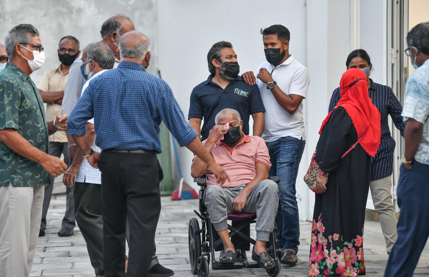 ރާއްޖެ އަށް ވަރަށް އަގުހުރި ހިދުމަތްތަކެއް ކޮށްދެއްވި، އަދި އެތައް ބައެއްގެ ލޯބި ލިބިވަޑައިގެންފައިވާ ކުރީގެ މިނިސްޓަރު އުމަރު ޒާހިރު މޫނު ދެއްކުން ހުޅުމާލެ ސަހަރާގައި ކުރިޔަށް ދަނީ --. ފޮޓޯ: ނިޝާން އަލީ /މިހާރު