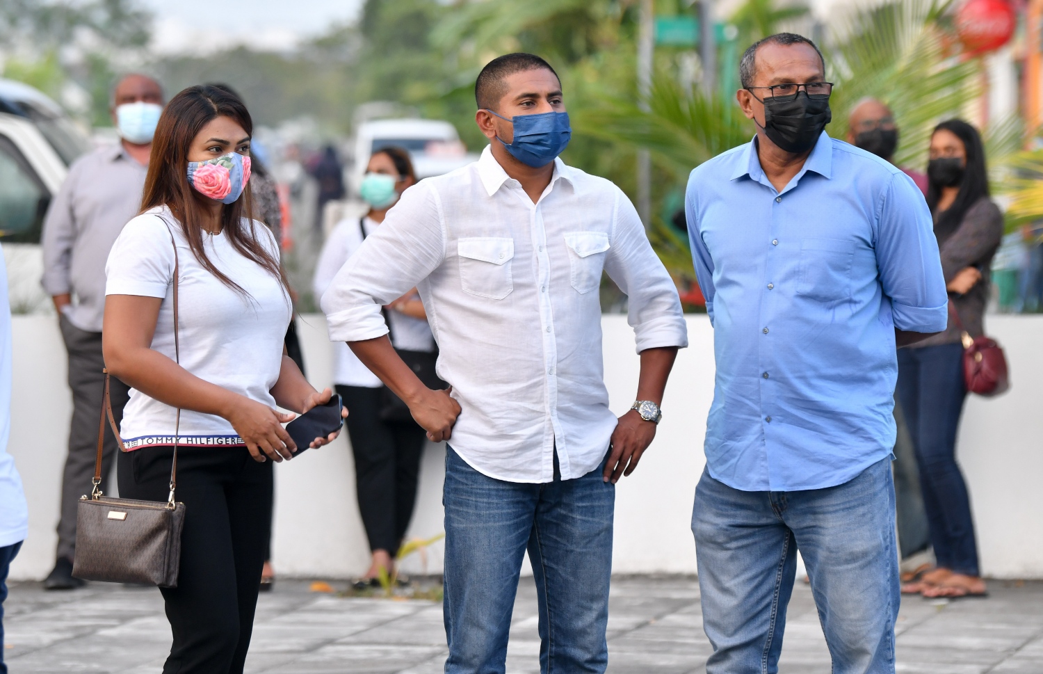 ރާއްޖެ އަށް ވަރަށް އަގުހުރި ހިދުމަތްތަކެއް ކޮށްދެއްވި، އަދި އެތައް ބައެއްގެ ލޯބި ލިބިވަޑައިގެންފައިވާ ކުރީގެ މިނިސްޓަރު އުމަރު އަވަހާރަވުމާއި ގުޅިގެން މިނިސްޓަރު އަހްމަދު މަހްލޫފް ހުޅުމާލެ ސަހަރާގައި--. ފޮޓޯ: ނިޝާން އަލީ /މިހާރު