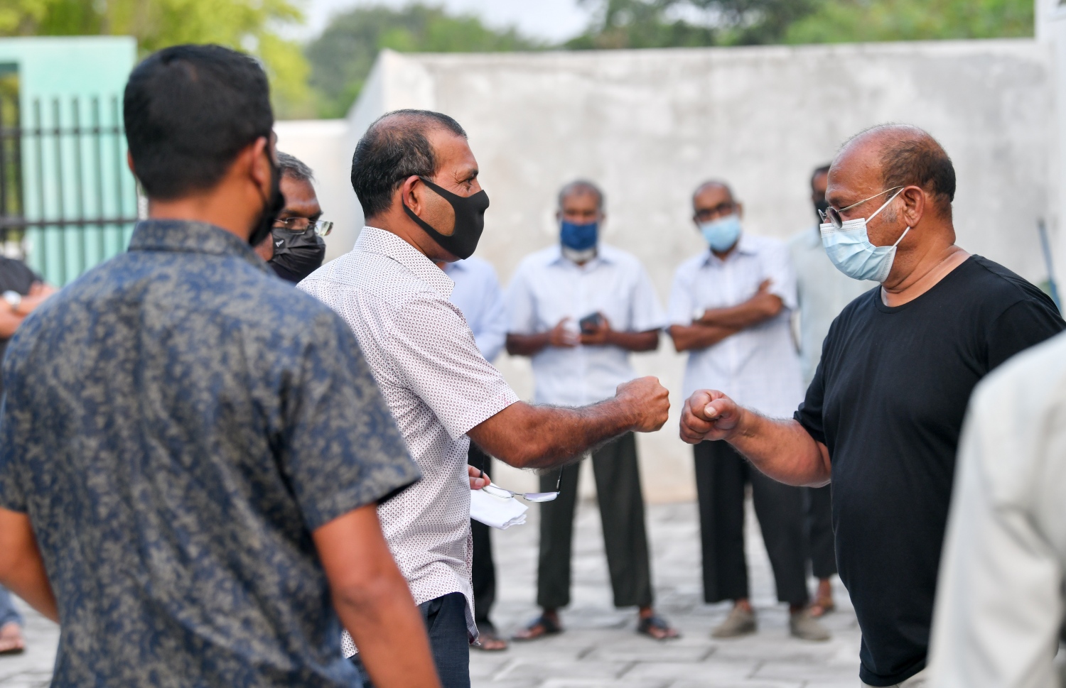 ރާއްޖެ އަށް ވަރަށް އަގުހުރި ހިދުމަތްތަކެއް ކޮށްދެއްވި، އަދި އެތައް ބައެއްގެ ލޯބި ލިބިވަޑައިގެންފައިވާ ކުރީގެ މިނިސްޓަރު އުމަރު ޒާހިރު އަވަހާރަވުމާއި ގުޅިގެން ރައީސް ނަޝީދު ހުޅުމާލެ ސަހަރާގައި--. ފޮޓޯ: ނިޝާން އަލީ /މިހާރު