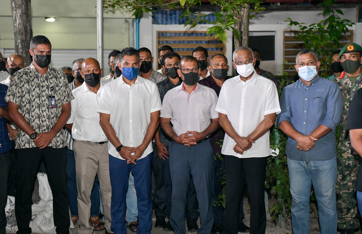 ރައީސް އިބްރާހީމް މުހައްމަދު ސޯލިހުގެ އިތުރުން ދައުލަތުގެ އިސްވެރިން، އުމަރު ޒާހިރުގެ ޖަނާޒާގައި-- ފޮޓޯ: ނިޝާން އަލީ/ މިހާރު