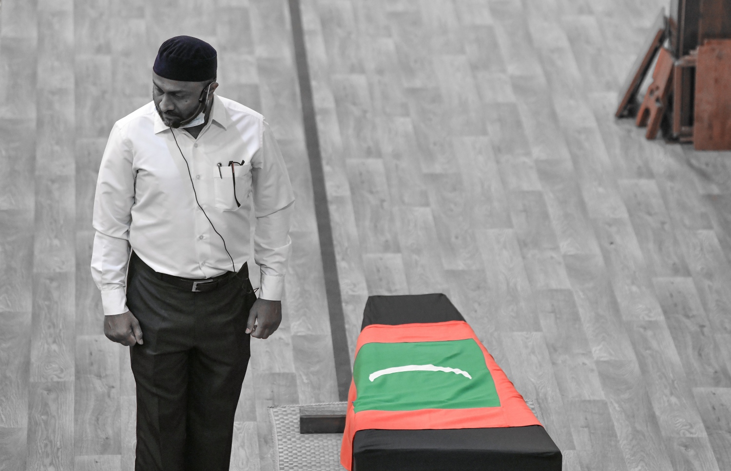 ކަށު ނަމާދުކުރުމަށް އުމަރު ޒާހިރުގެ ހަށިކޮޅު އިސްލާމީ މަރުކަޒަށް ގެންގޮސްފައި-- ފޮޓޯ: ނިޝާން އަލީ/ މިހާރު