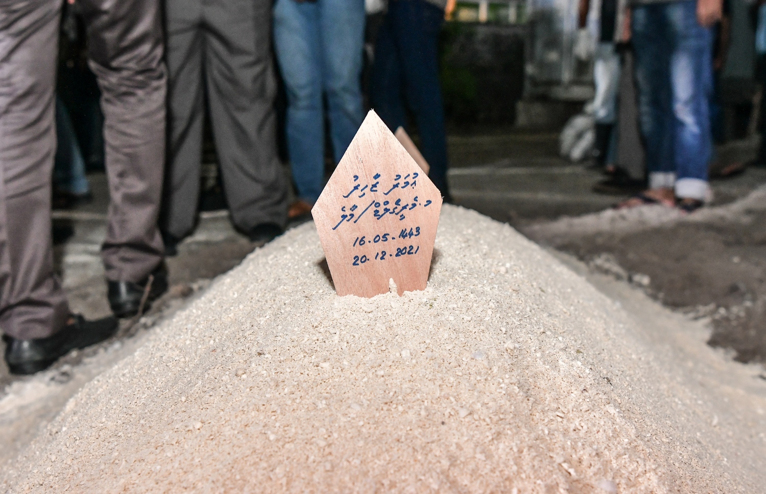 ރާއްޖެ އަށް ވަރަށް އަގުހުރި ހިދުމަތްތަކެއް ކޮށްދެއްވި، އަދި އެތައް ބައެއްގެ ލޯބި ލިބިވަޑައިގެންފައިވާ ކުރީގެ މިނިސްޓަރު އުމަރު ޒާހިރުގެ ހަށިކޮޅު ފަސްދާނުލާފައި ، އުމުރުފުޅުން 85 އަހަރުގައި އުމަރު ޒާހިރު އަވަހާރަވީ ކޮވިޑް-19 އަށް ފަރުވާ ހޯއްދަވަމުން ގެންދަވަނިކޮށް މިއަދު ދަރުމަވަންތަ ހޮސްޕިޓަލްގައި--. ފޮޓޯ: ނިޝާން އަލީ /މިހާރު