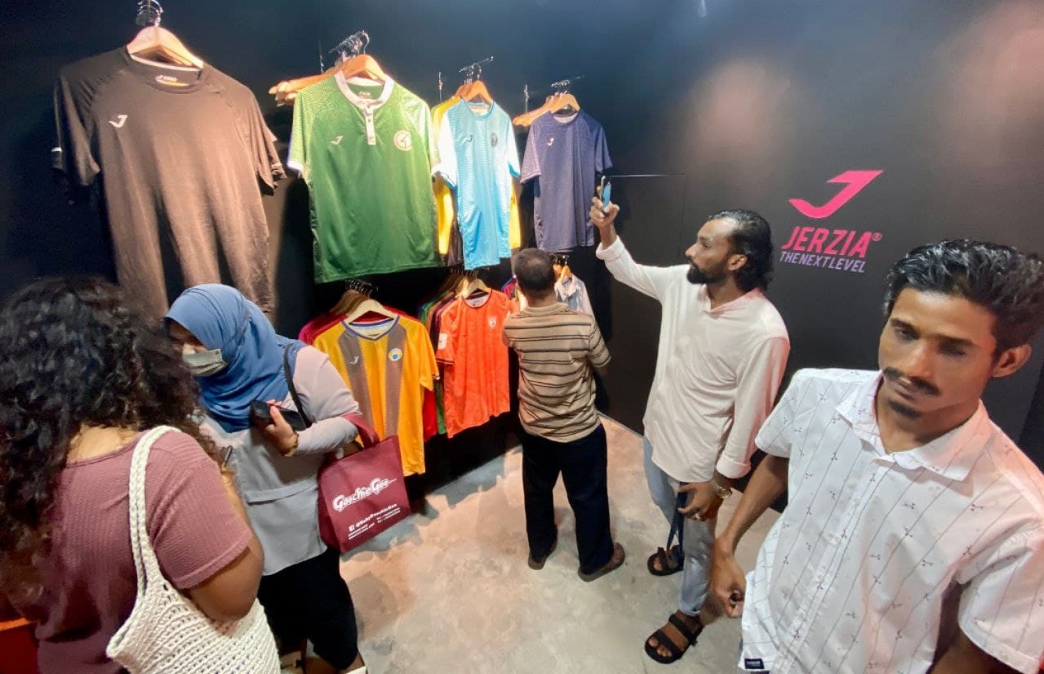 ޖާޒިއާ އިން ރޭ ހުޅިވި ފިހާރަ