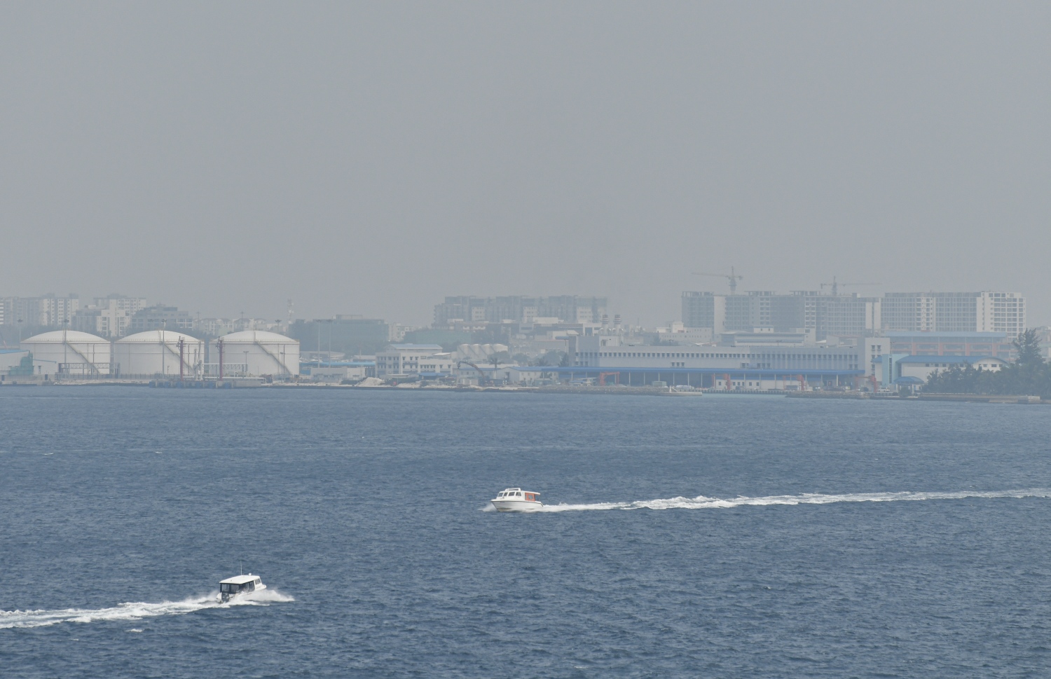 ހުޅުމާލޭ އާ އެއާޕޯޓް ސަރަހައްދު އުތުރު އިންޑިއާގެ ވައި ތަޣައްޔަރުވުމުގެ ސަބަބުން އުފެދިފައިވާ ހޭޒް ނުވަތަ ފުސްކަމުން ގެއްލިފައި -- ފޮޓޯ: ފަޔާޒު މޫސާ / މިހާރު