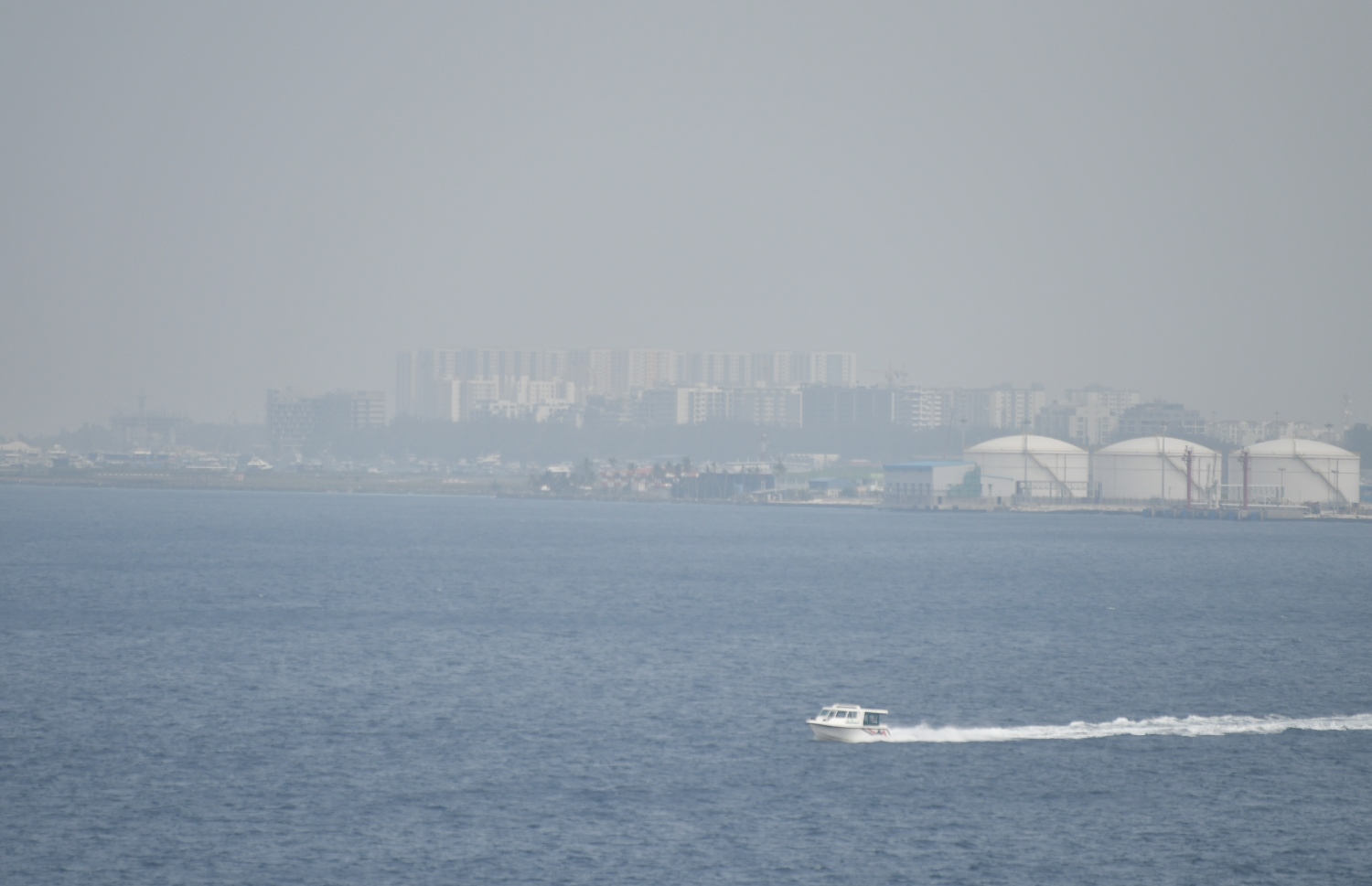 އިންޑިއާގެ ވައި ތަޣައްޔަރުވުމުގެ އަސަރު ރާއްޖެ އަށް ކޮށް އެއާޕޯޓްއާ ހުޅުމާލެ މަލަމަތި ފުސްވެފައި--ފޮޓޯ: ފަޔާޒު މޫސާ/މިހާރު