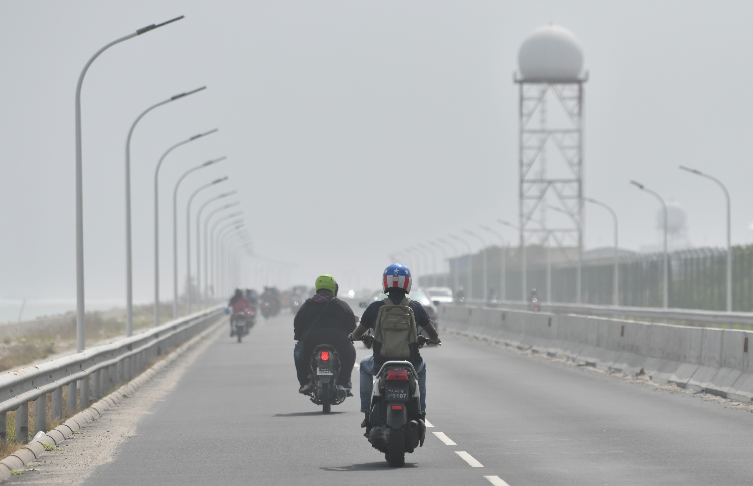 ބްރިޖްމަތިން ބަޔަކު ދުއްވާފައި ދަނީ: އިންޑިއާގެ ވައި ތަޣައްޔަރުވުމުގެ އަސަރު ރާއްޖެ އަށް ވެސް ކޮށް ހުޅުމާލޭ/މާލެ ހައިވޭ ސަރަހައްދު ފުސްވެފައި-- ފޮޓޯ: ފަޔާޒު މޫސާ/ މިހާރު