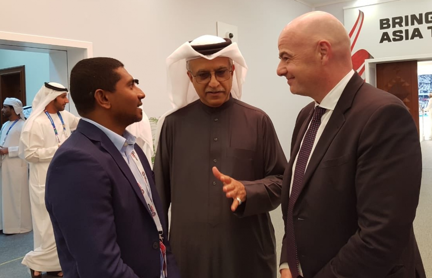 ފީފާގެ ރައީސް އިިންފަންޓިނޯއާ މަހްލޫފް ބައްދަލު ކުރައްވާއިރު އަރިހުގައި އޭއެފްސީގެ ރައީސް ޝައިހް ސަލްމާން