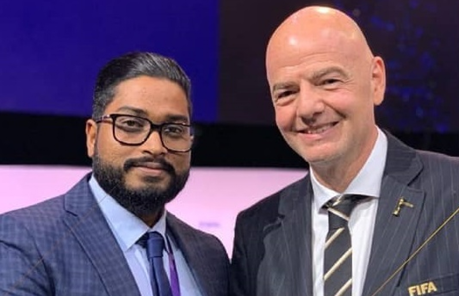 ފީފާގެ ރައީސް، އިންފެންޓީނޯ އެކު ބައްސާމް ފޮޓޯއެއް ނަންގަވަނީ.