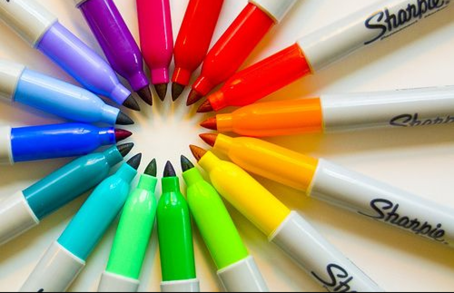 ޝާޕީގެ ކުލަ މާކަރު. މި ތަކެތި ހޯލް ސޭލްކޮށް އަދި ރީޓެއިލްކޮށް ވެސް ލިބޭނެ--ފޮޓޯ:ޕްރޮކިއުއާ