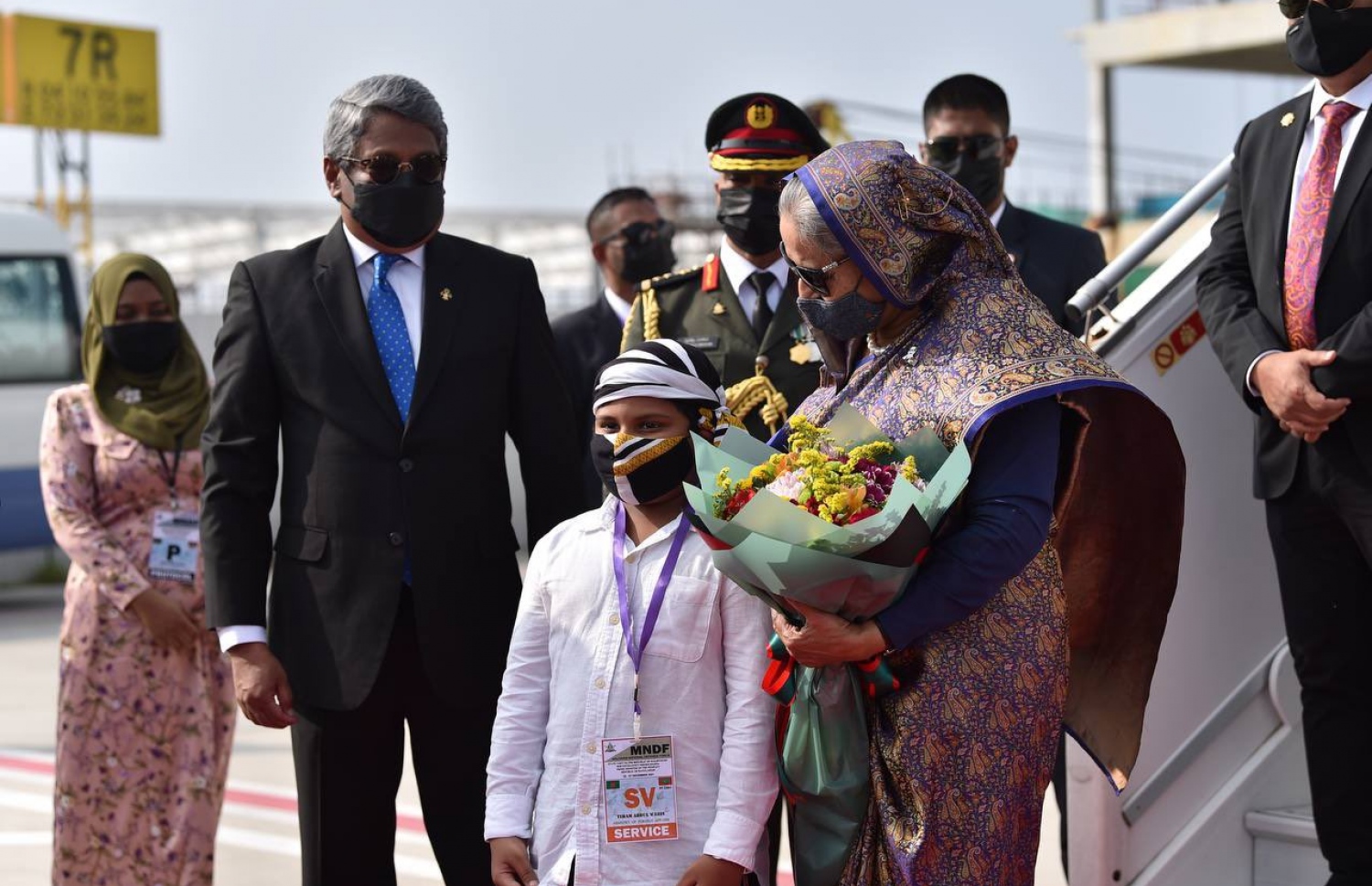 ބަންގްްލަދޭޝްގެ ބޮޑުވަޒީރު ޝައިޚު ހަސީނާ މިއަދު ރާއްޖެއަށް ވަޑައިގެންނެވުމުން، ފޮރިން މިނިސްޓްރީގެ ސްޓޭޓް މިނިސްޓަރު އަހުމަދު ހަލީލު އޭނާއަށް މަރުހަބާ ވިދާޅުވަނީ. ފޮޓޯ: ރައީސް އޮފީސް