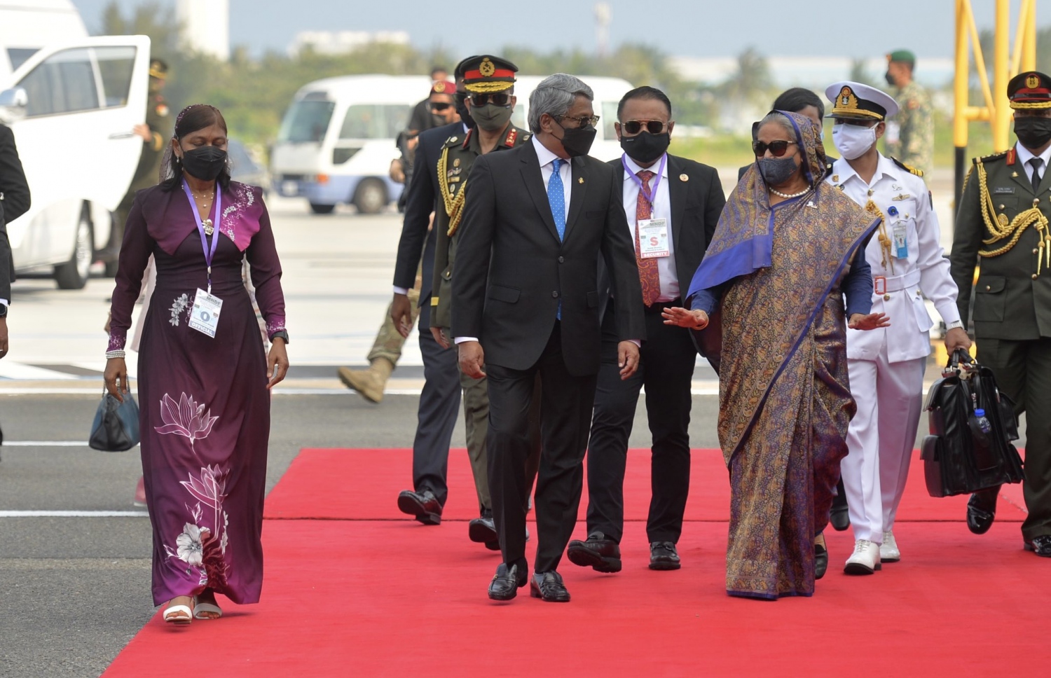 ބަންގްލަދޭޝްގެ ބޮޑުވަޒީރު ޝޭޚު ހަސީނާ ރާއްޖެއަށް ވަޑައިގެންނެވުމުން، ފޮރިން މިނިސްޓްރީގެ ސްޓޭޓް މިނިސްޓަރު އަހުމަދު ހަލީލު އޭނާއަށް މަރުހަބާ ވިދާޅުވަނީ. ފޮޓޯ: ރައީސް އޮފީސް