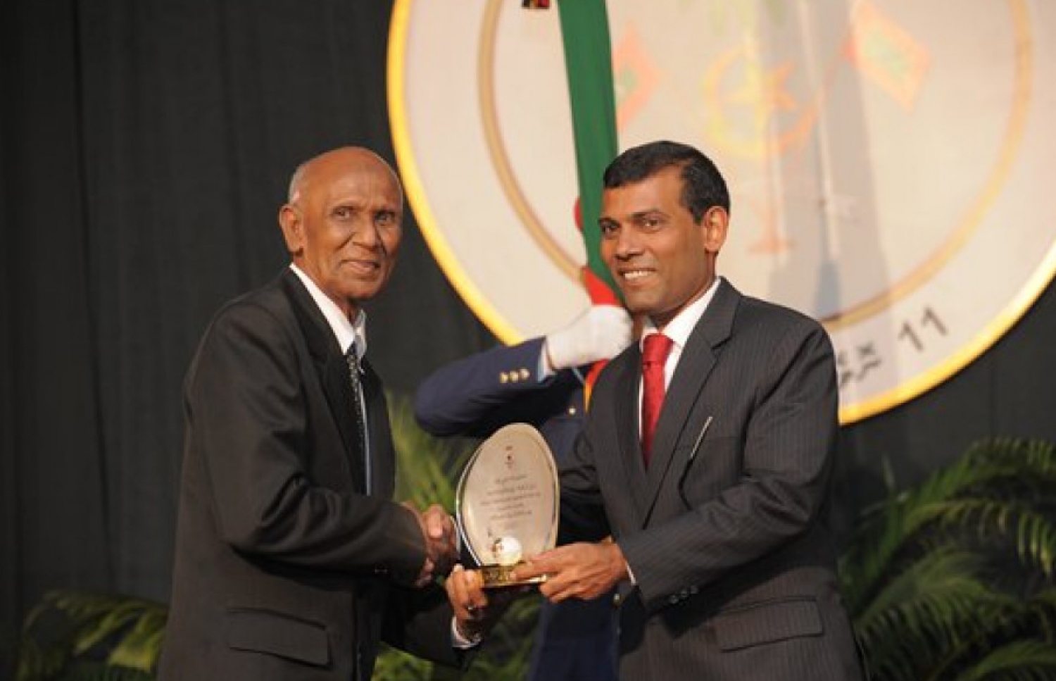 ހަސަން ގާސިމަށް ޝަރަފުވެރިކަމުގެ އިނާމް އަރުއްވަނީ