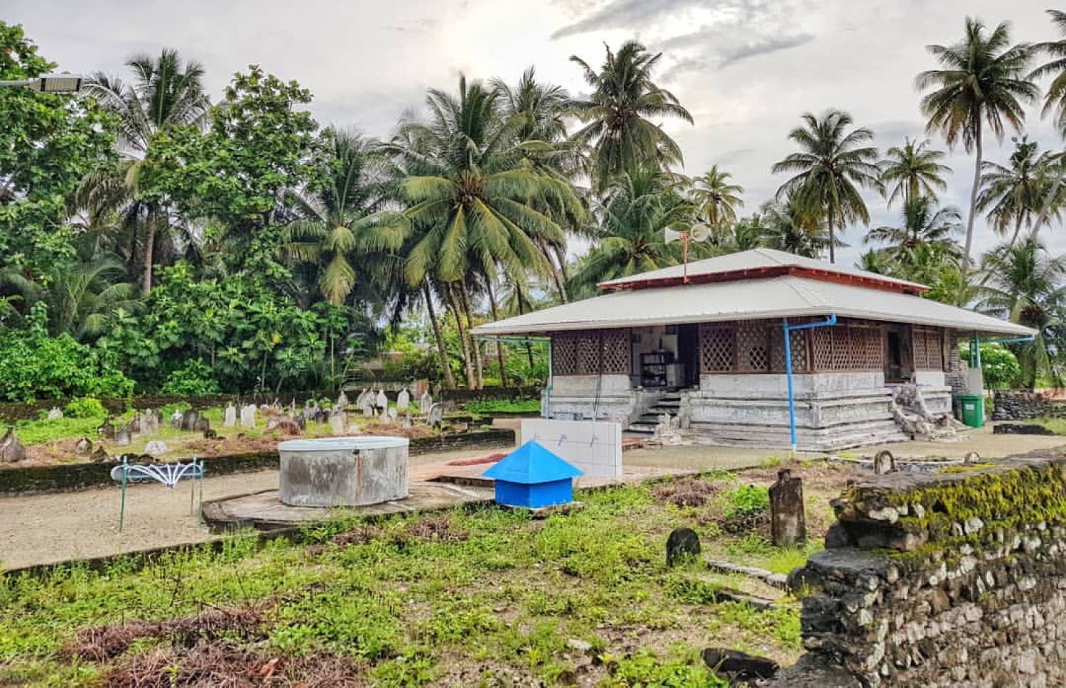 އިސްދޫ އާސާރީ މިސްކިތާއި އެ މިސްކިތުގެ ގޯތިތެރޭގައި ހުރި ވަޅު.-- ފޮޓޯ: އިބްރާހިމް ހަމީދު