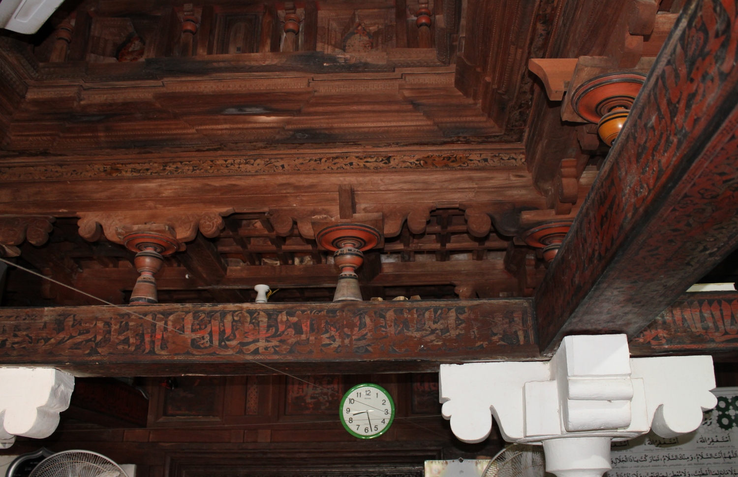 އިސްދޫ އާސާރީ މިސްކިތުގެ އެތެރެ.-- ފޮޓޯ: އިބްރާހިމް ހަމީދު/ މިހާރު