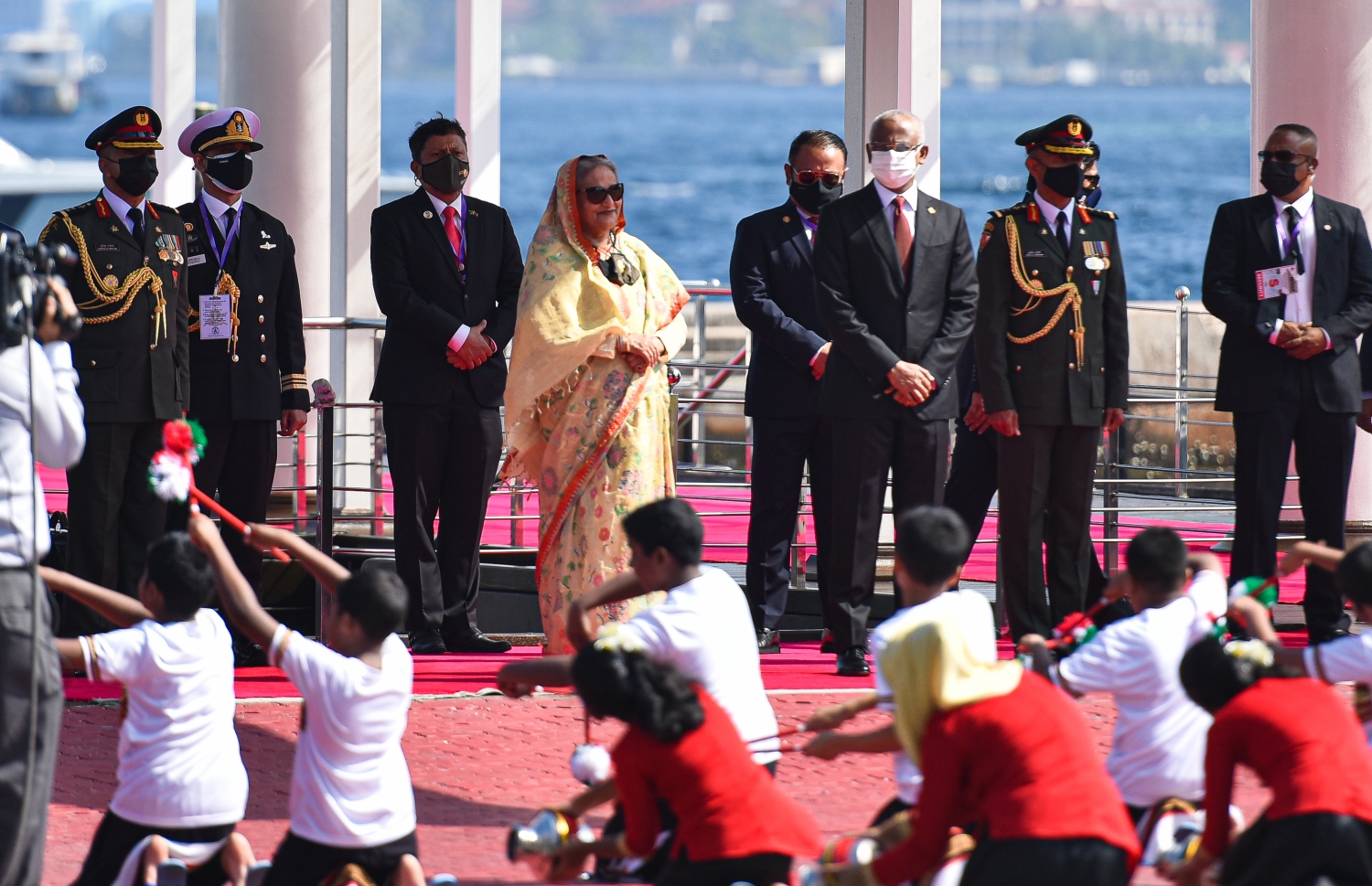 ބަންގްލަދޭޝްގެ ބޮޑުވަޒީރު، ޝޭޚު ހަސީނާ މިއަދު މާލެއަށް ވަޑައިގެންނެވުމުން، ރައީސް އިބްރާހީމް މުހައްމަދު ސޯލިހު އޭނާއަށް މަރުހަބާވިދާޅުވަނީ. ފޮޓޯ: ފަޔާޒް މޫސާ/މިހާރު