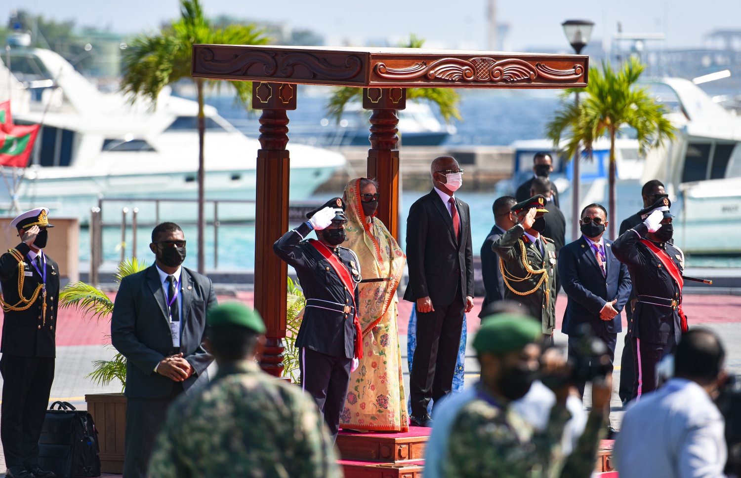 ބަންގްލަދޭޝްގެ ބޮޑުވަޒީރު، ޝޭޚު ހަސީނާ މިއަދު މާލެއަށް ވަޑައިގެންނެވުމުން، ރައީސް އިބްރާހީމް މުހައްމަދު ސޯލިހު އޭނާއަށް މަރުހަބާވިދާޅުވަނީ. ފޮޓޯ: ފަޔާޒް މޫސާ/މިހާރު