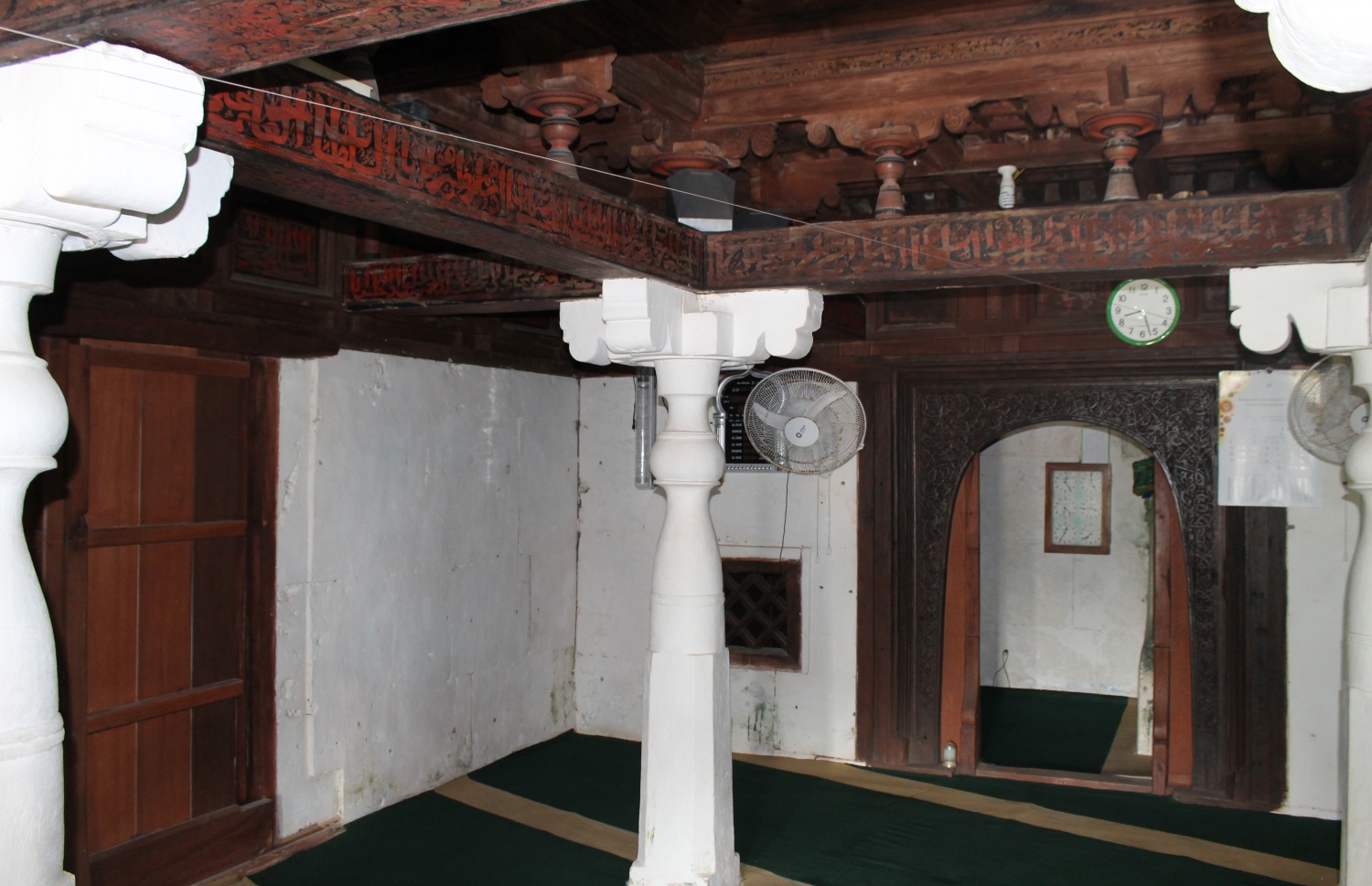 އިސްދޫ އާސާރީ މިސްކިތުގެ އެތެރެ: މި ތަން ހަދާފައި ހުރީ އެއް ލޮކުން މުޅި ތަން ރޫޅާލެވޭ ގޮތަށް.-- ފޮޓޯ: އިބްރާހިމް ހަމީދު