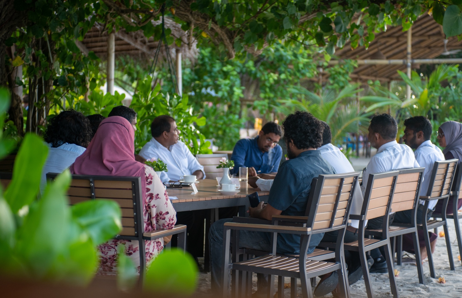 ވ. ތިނަދޫ އަށް ޓޫރިޒަމް މިނިސްޓްރީން ކުރި ދަތުރުގައި އެ ރަށުގެ ކައުންސިލްއާ ބައްދަލުކުރައްވަނީ.-- ފޮޓޯ: މިހާރު