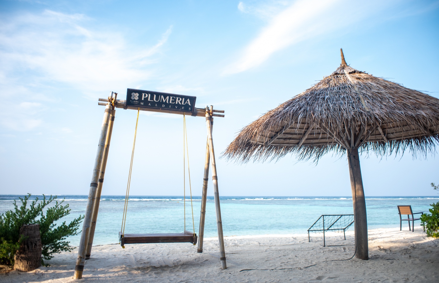 ވ. ތިނަދޫ ބީޗު: އެ ރަށަކީ އަތޮޅުގައި ދެވަނަ އަށް އެންމެ ފުޅާކޮށް ލޯކަލް ޓޫރިޒަމް ހިންގާ ރަށް.-- ފޮޓޯ: މިހާރު