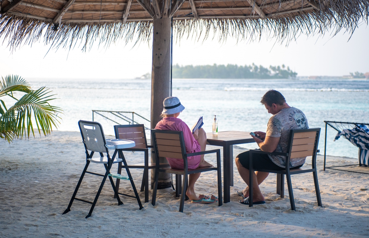 ވ. ތިނަދޫ ބީޗުގައި ހުރި ހަޓެއްގައި ޓޫރިސްޓުންތަކެއް އިށީނދެލައިގެން.-- ފޮޓޯ: މިހާރު