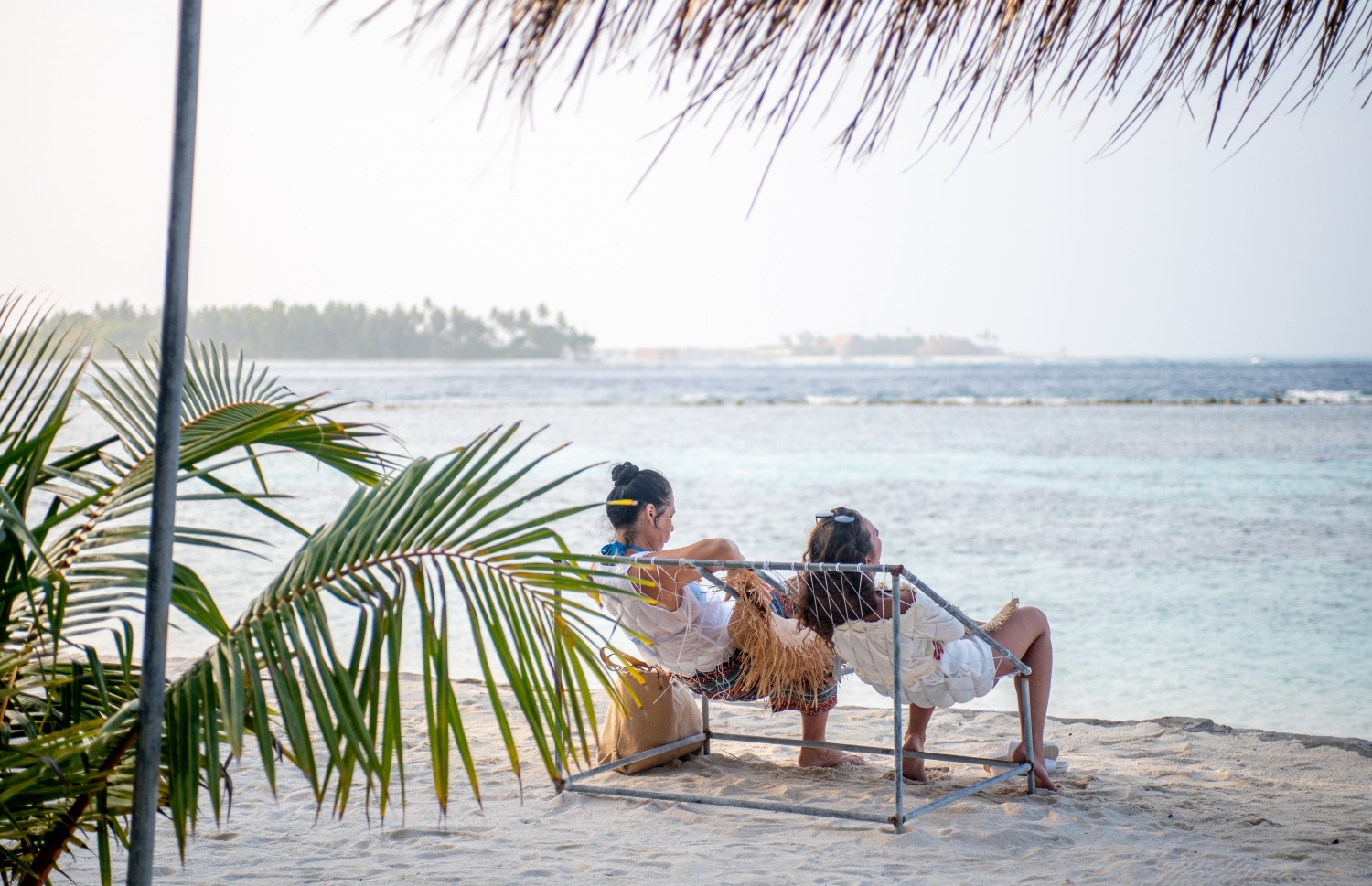 ވ. ތިނަދޫ ބީޗުގައި ހުރި ޖޯއްޔެއްގައި ޓޫރިސްޓުންތަކެއް އިށީނދެލައިގެން.-- ފޮޓޯ: މިހާރު