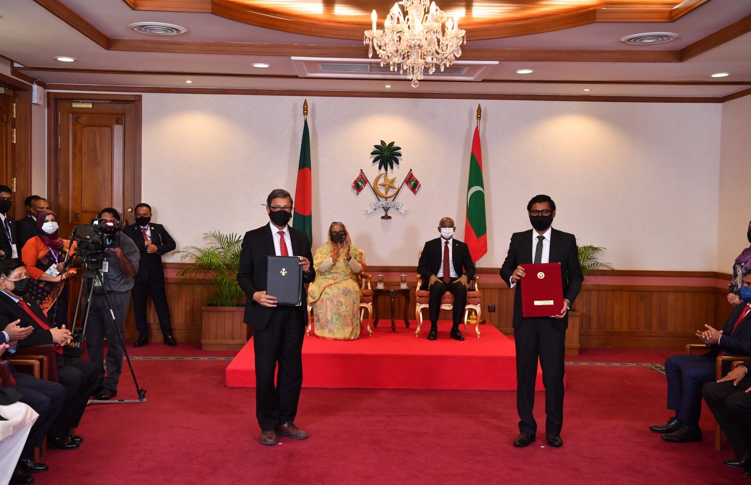 ކޮމިޝަނާ ޖެނެރަލް އޮފް ޓެކްސޭޝަން ފަތުހުﷲ ޖަމީލް، ޓެކްސް އެވޭޝަން އެއްބަސްވުން، ބަންގްލަދޭޝްގެ ރެވެނިއުބޯޑްގެ ޗެއާމަނާ އެކްސްޗޭންޖްކުރައްވަނީ. ފޮޓޯ: ރައީސް އޮފީސް