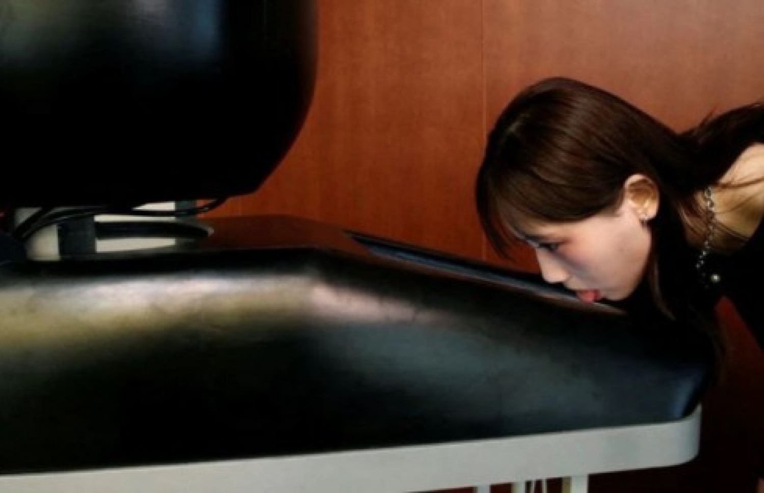 މީހަކު "ޓެލެ-ޓޭސްޓް" ސްކްރީން ޓެސްޓްކުރަނީ.