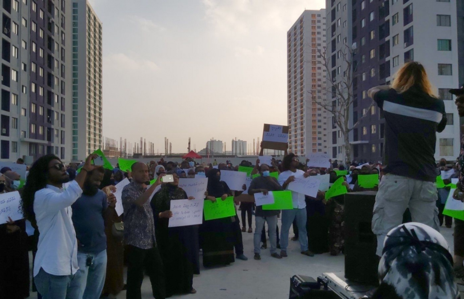 ފިނިޝިންގެ މުއްދަތު އިތުރުނުކޮށްދީގެން ހިޔާ ފްލެޓްތައް ކައިރީގައި މުޒާހަރާ ކުރަނީ.