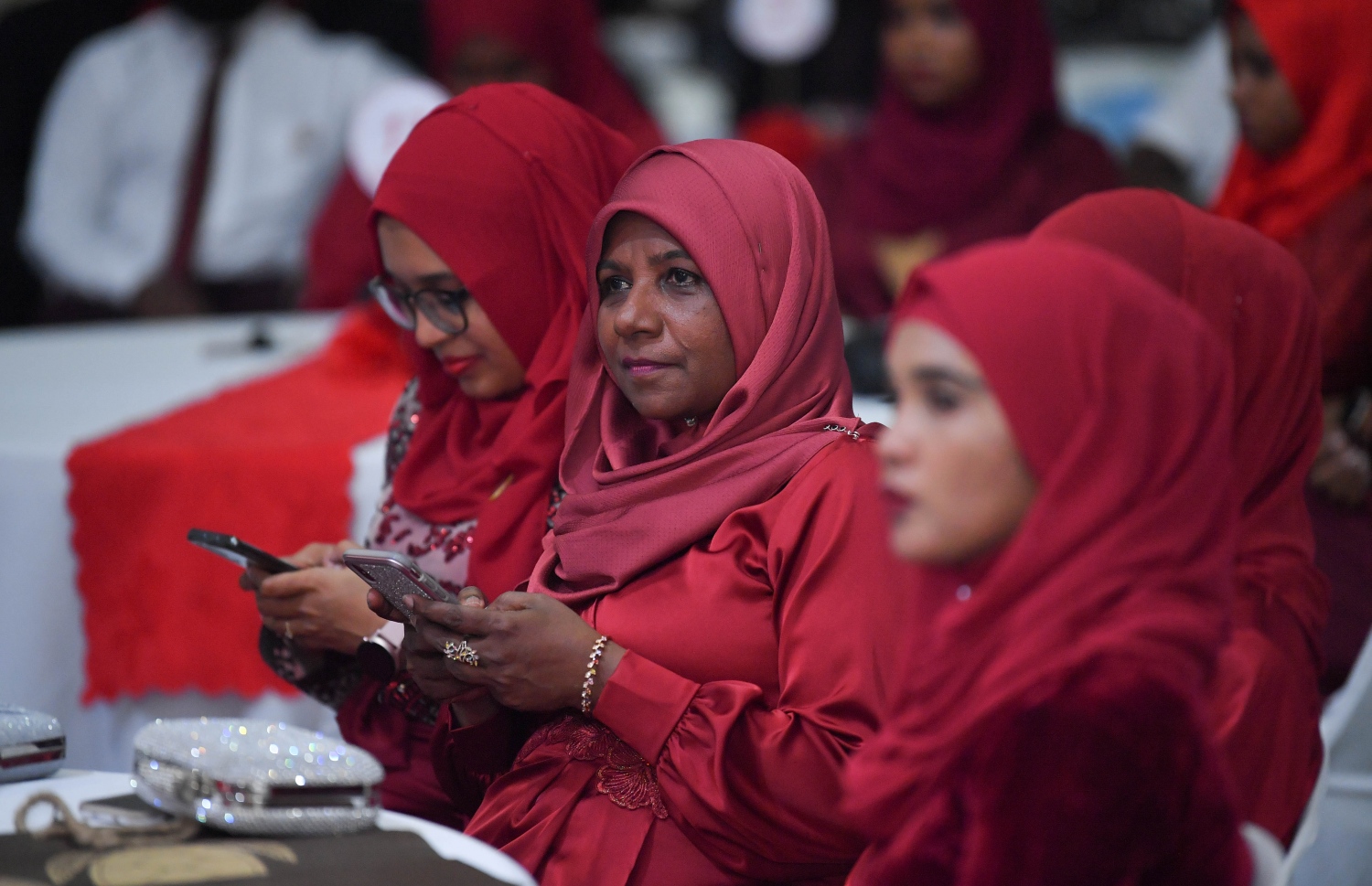 އާސަންދަ ކުންފުންޏަށް 10 އަހަރު ފުރުން ފާހަގަކުރަން ރޭ ބޭއްވި ރަސްމިއްޔާތުގައި އެ ކުންފުނީގެ މުވައްޒަފުންތަކެއް ބައިވެރިވަނީ.- ފޮޓޯ: ރައީސް އޮފީސް