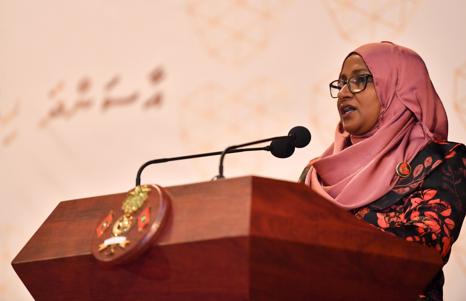 އާސަންދަ ކުންފުންޏަށް 10 އަހަރު ފުރުން ފާހަގަކުރަން ރޭ ބޭއްވި ރަސްމިއްޔާތުގައި އެ ކުންފުނީގެ މެނޭޖިން ޑިރެކްޓަރު މަރިޔަމް ޝަފީގު ވާހަކަދައްކަވަނީ.- ފޮޓޯ: ރައީސް އޮފީސް