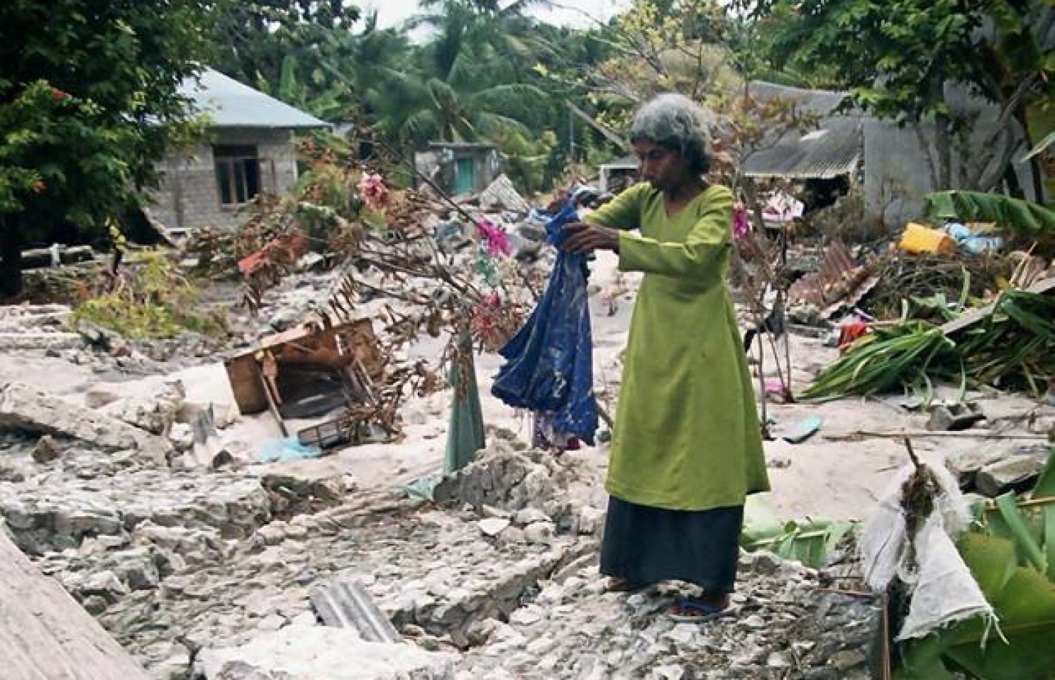 ލ. ކަލައިދު އަށް ސުނާމީ އަރައި ގެއްލުން ލިބުނު ގެއެއް ކައިރީގައި އުމުރުން ދުވަސްވީ މީހަކު މަޑުކޮށްލައިގެން.-- ފޮޓޯ: ކަލައިދޫ ކައުންސިލް