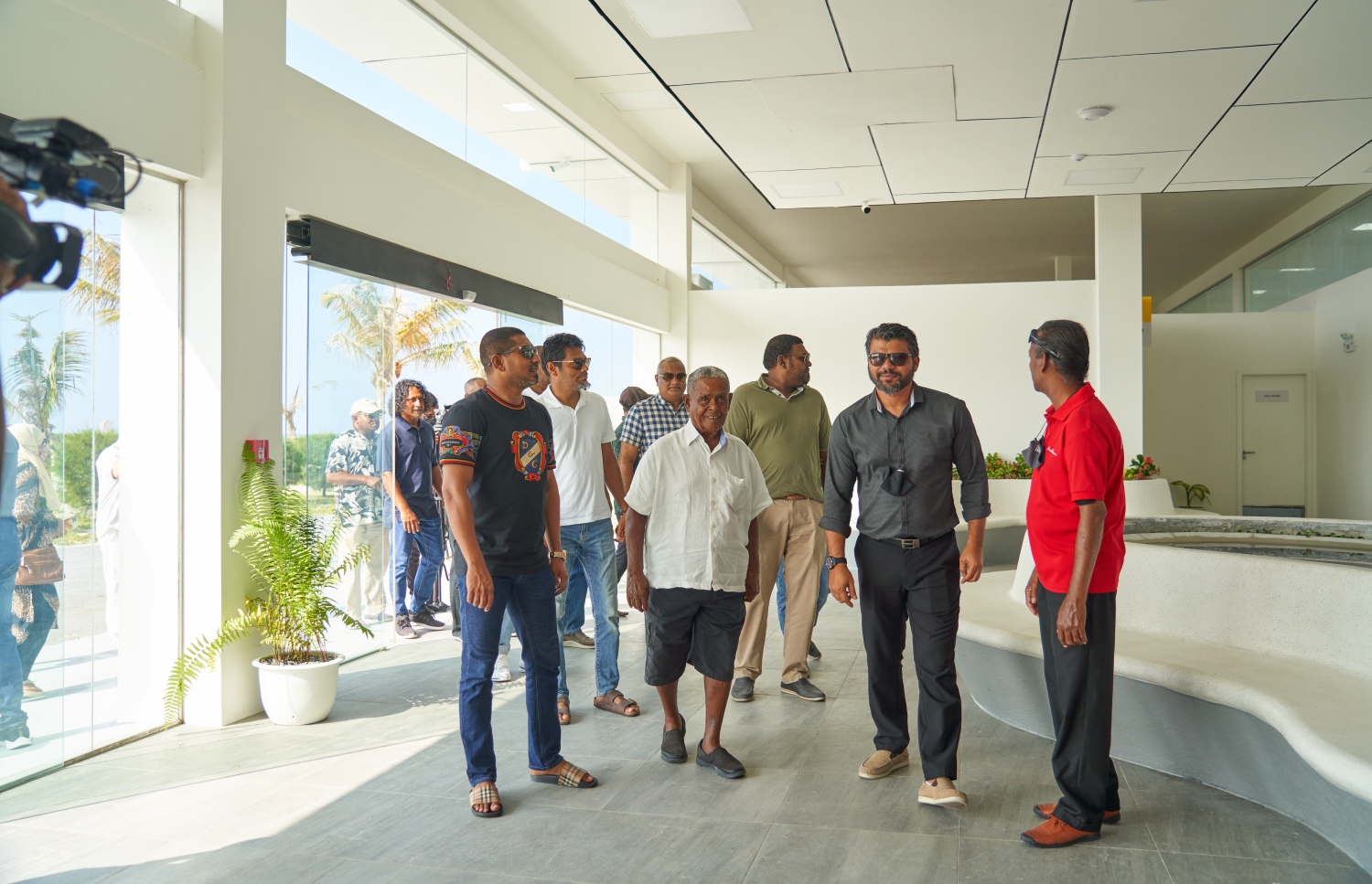 ޅ. މަޑިވަރު: ޑިސެމްބަރު 25، 2021: ޗަމްޕާ ބްރަދާސް އިން ޅ. މަޑިވަރުގައި ހެދި އެއާޕޯޓަށް ޓެސްޓް ފްލައިޓް ޖެއްސުމަށްފަހު، އެ ކުންފުނީގެ ޗެއާމަން މުހައްމަދު މޫސާ (އުއްޗު) އަދި ޔޫތު މިނިސްޓަރު އަހުމަދު މަހުލޫފް އެއާޕޯޓު ތެރޭގައި.-- ފޮޓޯ: ކުރެއްދޫ ރިސޯޓް