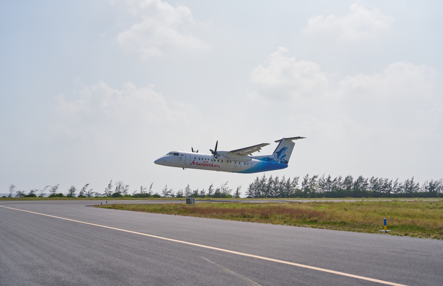 ޅ. މަޑިވަރު: ޑިސެމްބަރު 25، 2021: ޗަމްޕާ ބްރަދާސް އިން ޅ. މަޑިވަރުގައި ހެދި އެއާޕޯޓަށް ޓެސްޓް ފްލައިޓް ޖައްސަނީ.-- ފޮޓޯ: ކުރެއްދޫ ރިސޯޓް