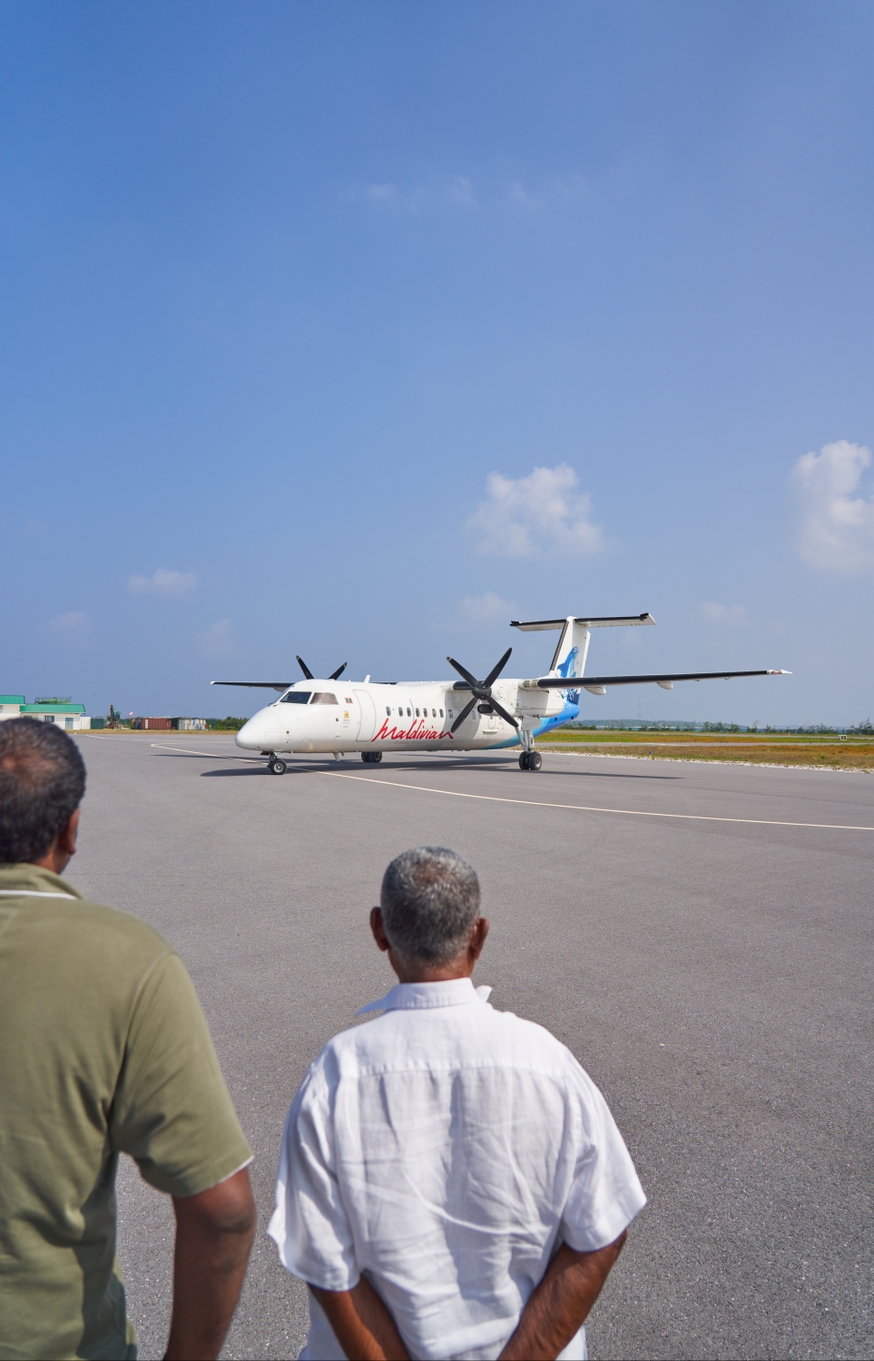 ޅ. މަޑިވަރު: ޑިސެމްބަރު 25، 2021: ޗަމްޕާ ބްރަދާސް އިން ޅ. މަޑިވަރުގައި ހެދި އެއާޕޯޓަށް ޓެސްޓް ފްލައިޓް ޖައްސާފައި.-- ފޮޓޯ: ކުރެއްދޫ ރިސޯޓް