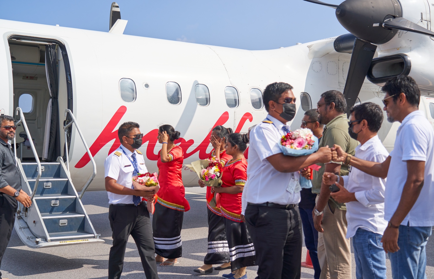 ޅ. މަޑިވަރު: ޑިސެމްބަރު 25، 2021: ޗަމްޕާ ބްރަދާސް އިން ޅ. މަޑިވަރުގައި ހެދި އެއާޕޯޓަށް ޓެސްޓް ފްލައިޓަށްފަހު، ފްލައިޓުގެ ކްރޫއިންނަށް މަރުހަބާ ދަންނަވަނީ.-- ފޮޓޯ: ކުރެއްދޫ ރިސޯޓް