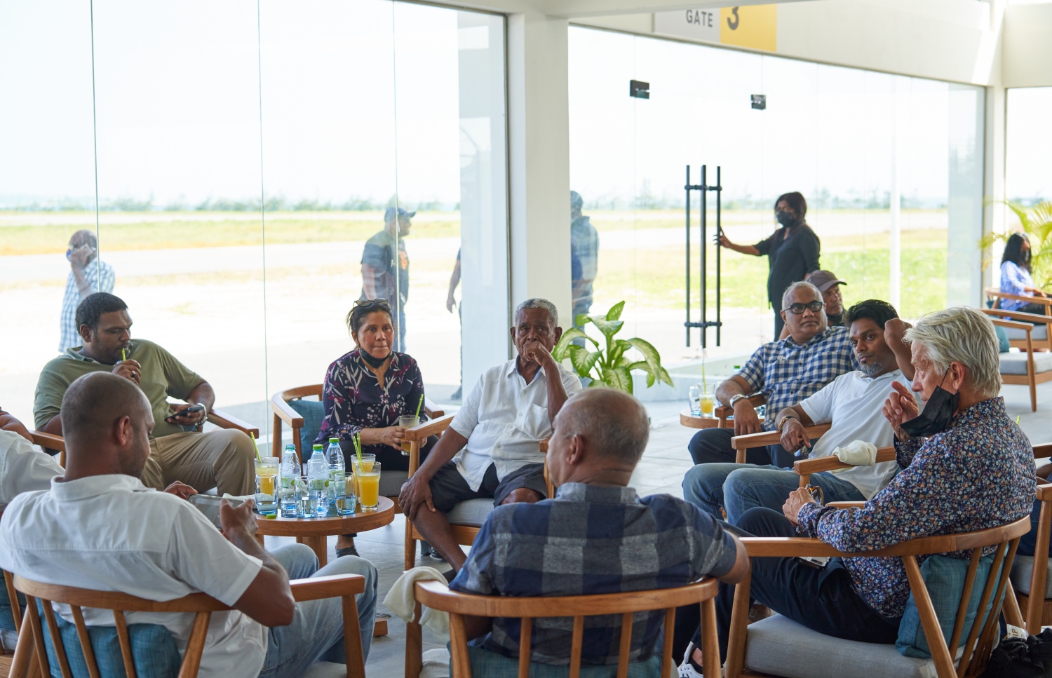 ޅ. މަޑިވަރު: ޑިސެމްބަރު 25، 2021: ޗަމްޕާ ބްރަދާސް އިން ޅ. މަޑިވަރުގައި ހެދި އެއާޕޯޓަށް ޓެސްޓް ފްލައިޓް ޖެއްސުމަށްފަހު، އެ ކުންފުނީގެ ޗެއާމަން މުހައްމަދު މޫސާ (އުއްޗު) ފްލައިޓުން ދަތުރުކުރި ބައެއް އިސްވެރިންނާއެކު އެއާޕޯޓު ތެރޭގައި.-- ފޮޓޯ: ކުރެއްދޫ ރިސޯޓް