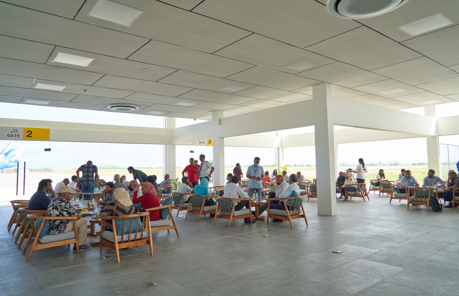 ޅ. މަޑިވަރު: ޑިސެމްބަރު 25، 2021: ޗަމްޕާ ބްރަދާސް އިން ޅ. މަޑިވަރުގައި ހެދި އެއާޕޯޓަށް ޓެސްޓް ފްލައިޓް ޖެއްސުމަށްފަހު، ފްލައިޓުން ދަތުރުކުރި އެންމެން އެއާޕޯޓު ތެރޭގައި.-- ފޮޓޯ: ކުރެއްދޫ ރިސޯޓް