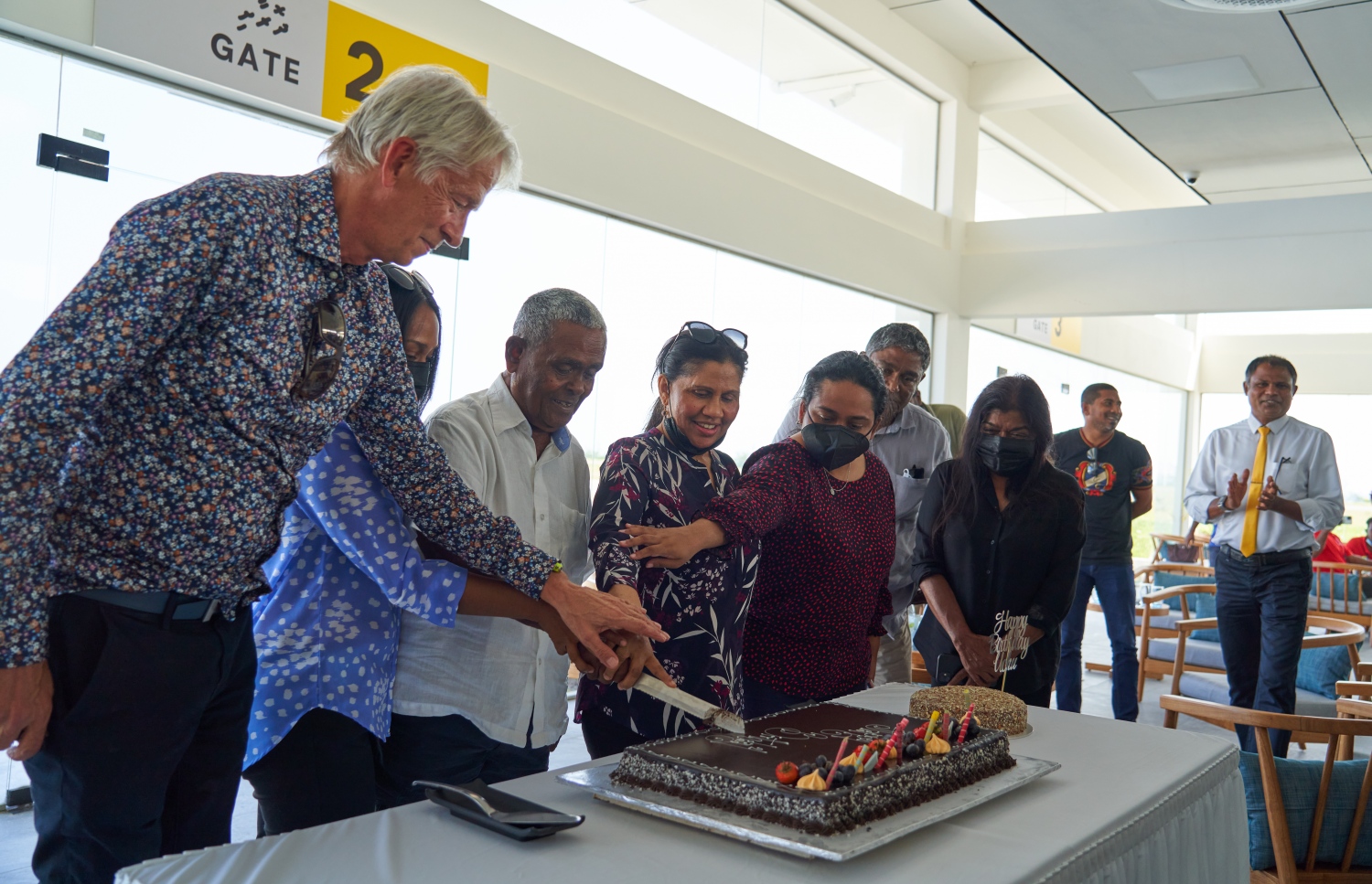 ޅ. މަޑިވަރު: ޑިސެމްބަރު 25، 2021: ޗަމްޕާ ބްރަދާސް އިން ޅ. މަޑިވަރުގައި ހެދި އެއާޕޯޓަށް ޓެސްޓް ފްލައިޓް ޖެއްސުމަށްފަހު، އެ ކުންފުނީގެ ޗެއާމަން މުހައްމަދު މޫސާ (އުއްޗު)ގެ އުފަންދުވަހުގެ ކޭކު ފަޅަނީ.-- ފޮޓޯ: ކުރެއްދޫ ރިސޯޓް