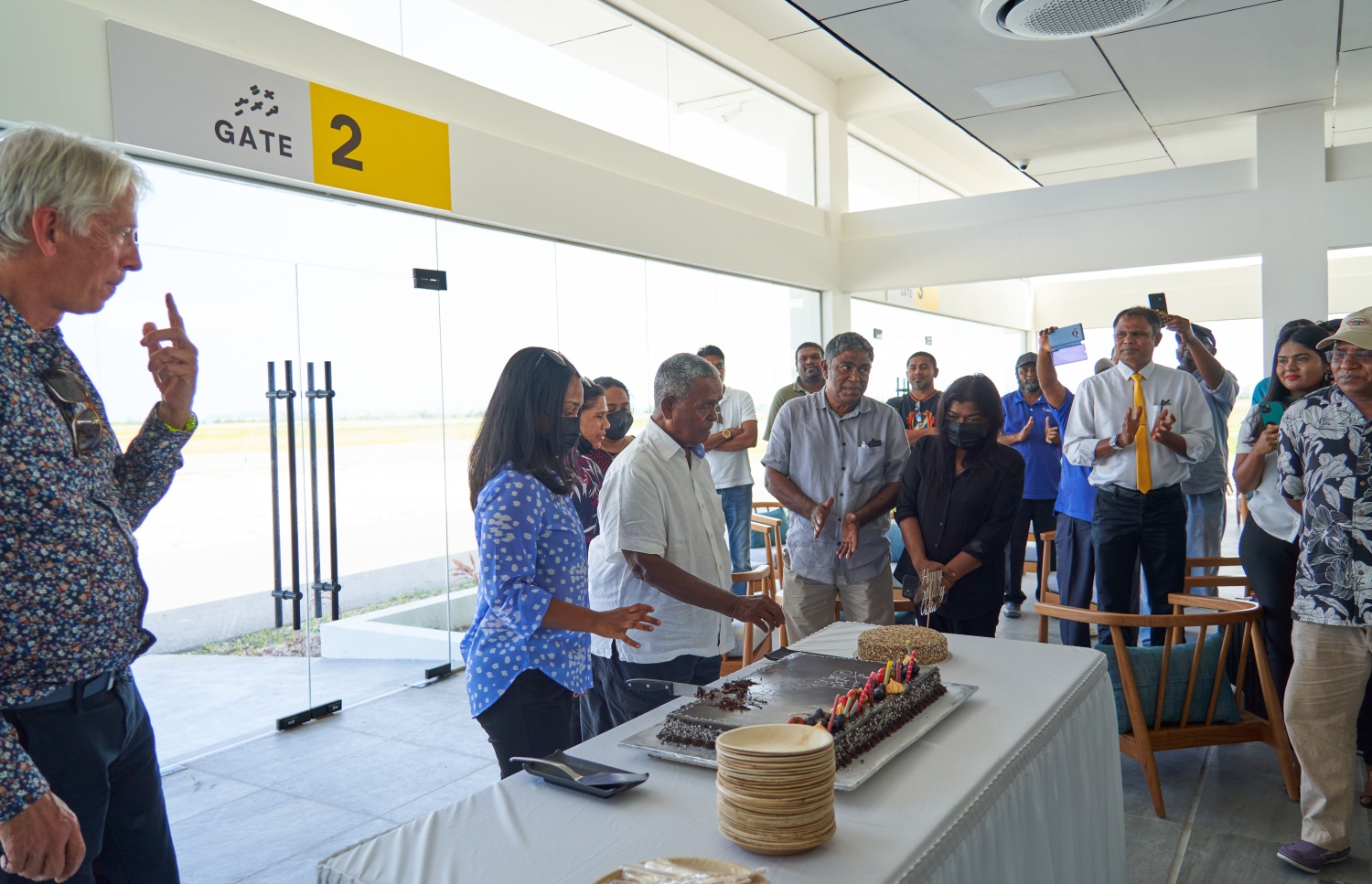 ޅ. މަޑިވަރު: ޑިސެމްބަރު 25، 2021: ޗަމްޕާ ބްރަދާސް އިން ޅ. މަޑިވަރުގައި ހެދި އެއާޕޯޓަށް ޓެސްޓް ފްލައިޓް ޖެއްސުމަށްފަހު، އެ ކުންފުނީގެ ޗެއާމަން މުހައްމަދު މޫސާ (އުއްޗު)ގެ އުފަންދުވަހުގެ ކޭކު ފަޅަނީ.-- ފޮޓޯ: ކުރެއްދޫ ރިސޯޓް