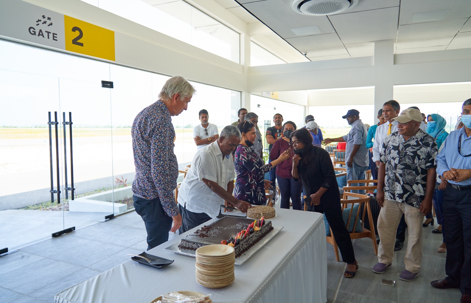 ޅ. މަޑިވަރު: ޑިސެމްބަރު 25، 2021: ޗަމްޕާ ބްރަދާސް އިން ޅ. މަޑިވަރުގައި ހެދި އެއާޕޯޓަށް ޓެސްޓް ފްލައިޓް ޖެއްސުމަށްފަހު، އެ ކުންފުނީގެ ޗެއާމަން މުހައްމަދު މޫސާ (އުއްޗު)ގެ އުފަންދުވަސް ފާހަގަ ކުރަނީ.-- ފޮޓޯ: ކުރެއްދޫ ރިސޯޓް